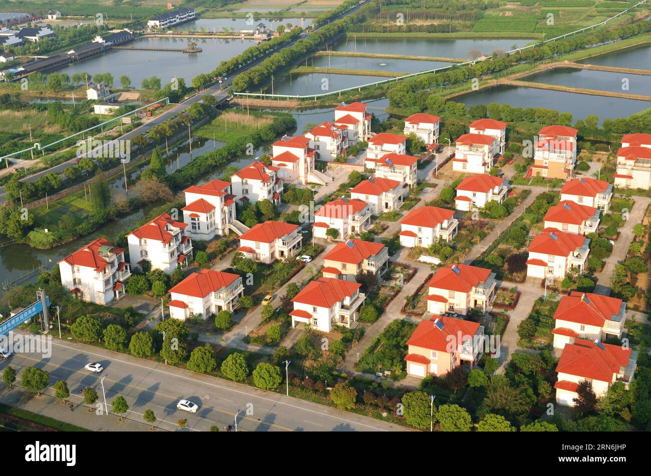 (150730) -- HANGZHOU, 30 luglio 2015 -- foto scattata il 23 aprile 2015 mostra un progetto immobiliare a Huzhou, nella provincia dello Zhejiang nella Cina orientale. La superficie di vendita e i ricavi delle case di prodotti a Zhejiang sono stati di 25,66 milioni di metri quadrati e 268,9 miliardi di renminbi yuan (circa 43,3 miliardi di dollari USA), rispettivamente il 49,6% e il 48,5% su base annua nella prima metà del 2015. )(mcg) CHINA-ZHEJIANG-REAL ESTATE MARKET (CN) TanxJin PUBLICATIONxNOTxINxCHN 150730 Hangzhou luglio 30 2015 la foto scattata IL 23 aprile 2015 mostra un progetto immobiliare a Huzhou nella provincia di Zhejiang nella Cina orientale, superficie di vendita e re Foto Stock