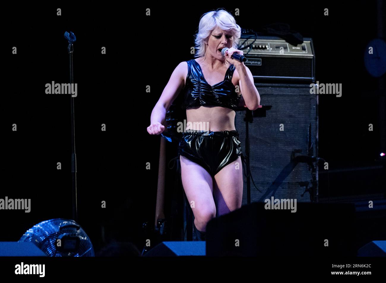 Amy Taylor di Amyl and the Sniffers on the Mountain Stage al Green Man Festival in Galles, Regno Unito, agosto 2023. Foto: Rob Watkins Foto Stock