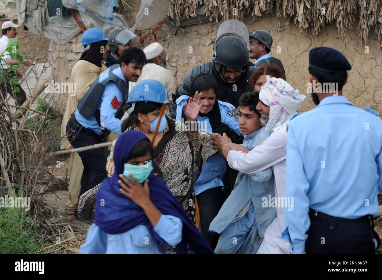 (150730) -- ISLAMABAD, 30 luglio 2015 -- funzionari della polizia arrestano i manifestanti durante un'operazione contro case illegali in una baraccopoli alla periferia di Islamabad, capitale del Pakistan, il 30 luglio 2015. Almeno 18 persone, tra cui sei poliziotti, sono rimaste ferite mentre gli abitanti delle baraccopoli hanno protestato contro la Capital Development Authority giovedì. L'amministrazione comunale ha lanciato un'operazione per bulldozzare le case in un insediamento illegale a Islamabad, hanno riferito i media locali. ) PAKISTAN-ISLAMABAD-SLUM-OPERAZIONE AhmadxKamal PUBLICATIONxNOTxINxCHN 150730 Islamabad luglio 30 2015 funzionari di polizia arrestano manifestanti d Foto Stock