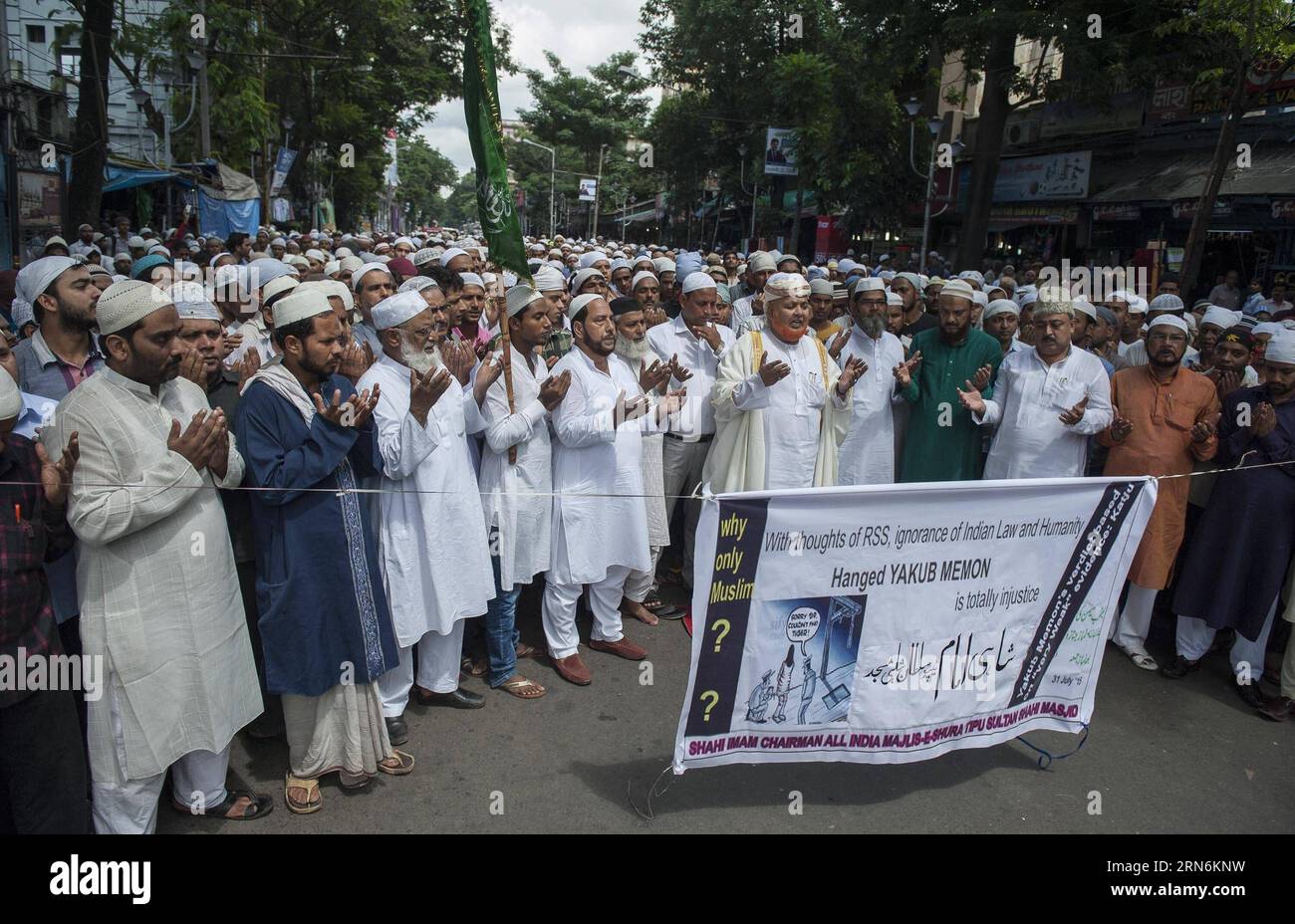 (150731) -- KOLKATA, 31 luglio 2015 -- i musulmani indiani offrono preghiere speciali il giorno dopo l'esecuzione di 1993 blasti di Mumbai condannati Yakub Memon a Calcutta, India, 31 luglio 2015. India Thursday giustiziò Yakub Memon per il suo ruolo nelle esplosioni seriali di Mumbai del 1993 in cui quasi 260 persone furono uccise, dopo che la Corte Suprema del paese respinse la sua richiesta dell'ultimo minuto di smettere di impiccarlo in un'udienza senza precedenti prima dell'alba. ) INDIA-KOLKATA-YAKUB MEMON-PREGHIERE SPECIALI TumpaxMondal PUBLICATIONxNOTxINxCHN 150731 Kolkata luglio 31 2015 i musulmani indiani OFFRONO preghiere speciali il giorno dopo l'esecuzione di Foto Stock