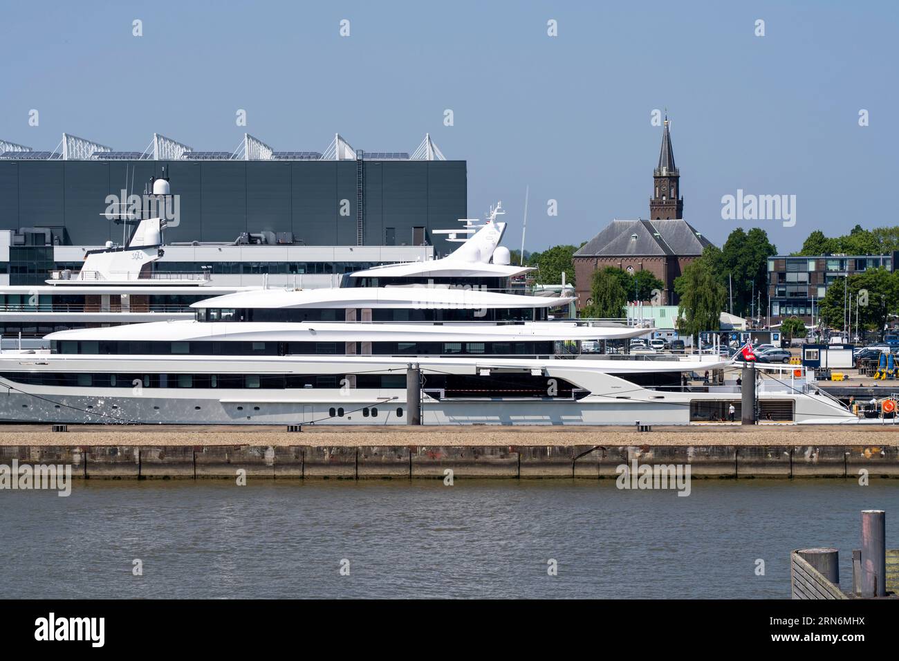 Cantiere Oceanco di Alblasserdam, specializzato nella costruzione di mega yacht, yacht di lusso, sul fiume Noord, Olanda meridionale, di fronte allo yacht H3, 105 me Foto Stock