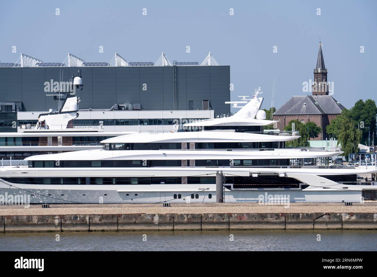 Cantiere Oceanco di Alblasserdam, specializzato nella costruzione di mega yacht, yacht di lusso, sul fiume Noord, Olanda meridionale, di fronte allo yacht H3, 105 me Foto Stock