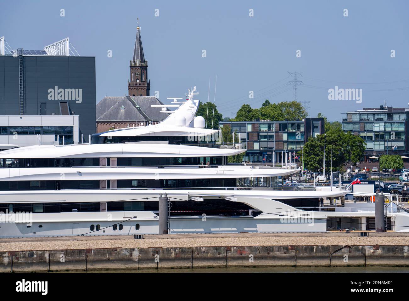Cantiere Oceanco di Alblasserdam, specializzato nella costruzione di mega yacht, yacht di lusso, sul fiume Noord, Olanda meridionale, di fronte allo yacht H3, 105 me Foto Stock
