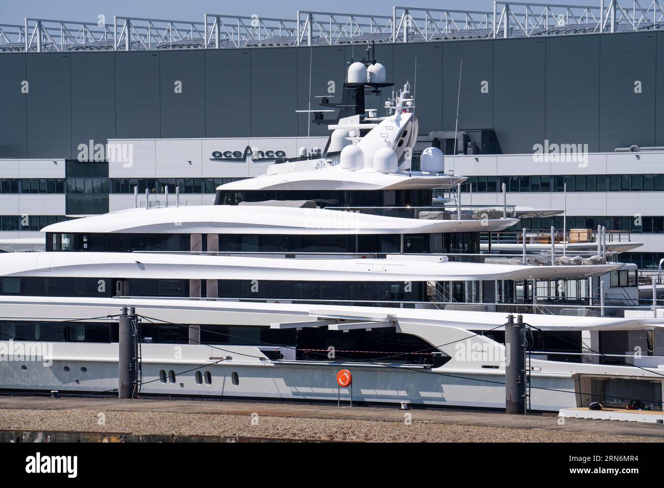 Cantiere Oceanco di Alblasserdam, specializzato nella costruzione di mega yacht, yacht di lusso, sul fiume Noord, Olanda meridionale, di fronte allo yacht H3, 105 me Foto Stock