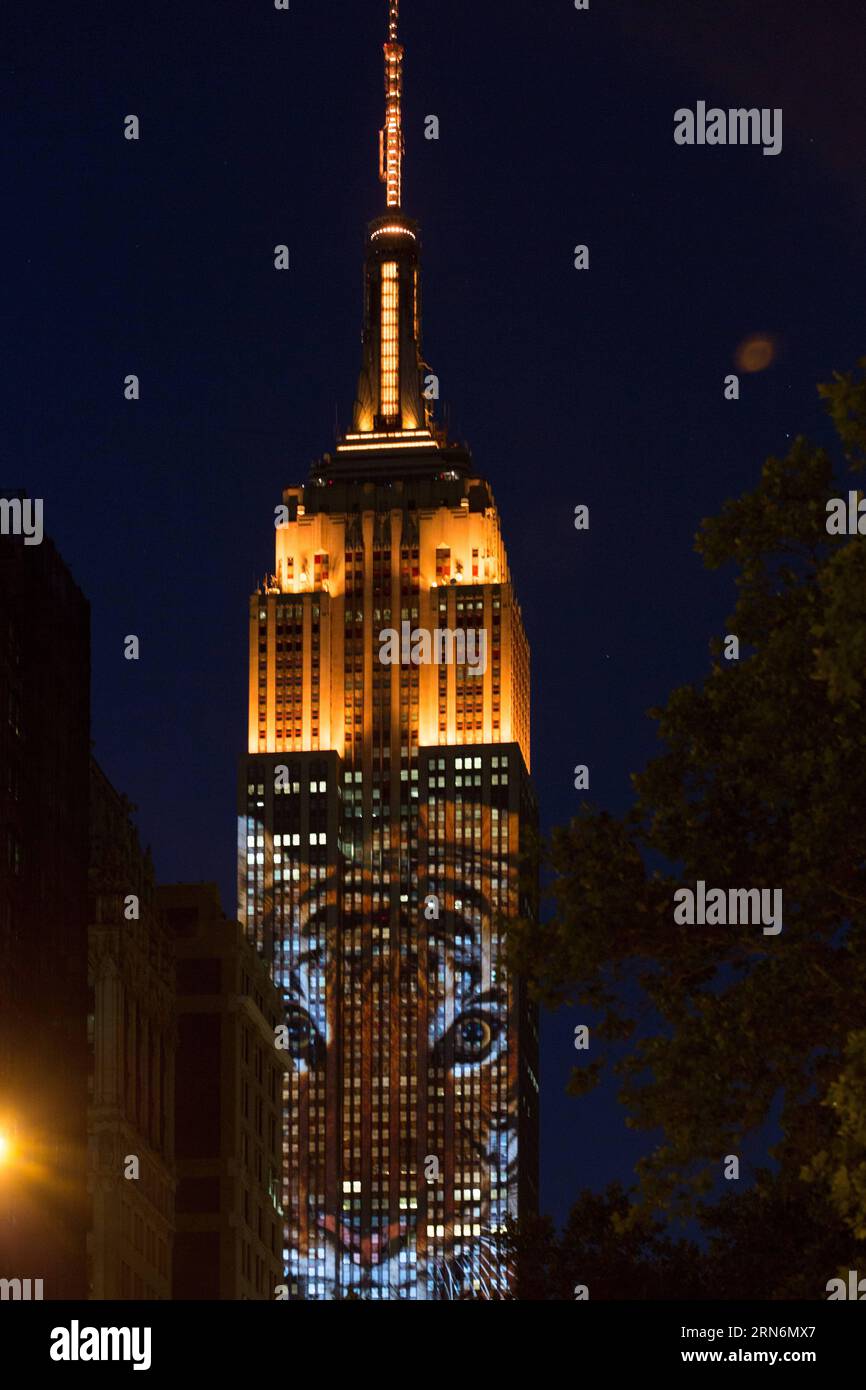(150802) -- NEW YORK, - proiezioni di luce digitali delle specie a rischio di estinzione del mondo sono visibili sulla facciata sud dell'Empire State Building nel quartiere di Manhattan, New York City, Stati Uniti, 1 agosto 2105. L'edificio storico Empire State Building risplende brillantemente con proiezioni di luce digitale delle specie a rischio di estinzione del mondo sabato sera. Lo spettacolo è stato pubblicizzato come una proiezione video live unica nel suo genere e mirava a sensibilizzare gli animali a rischio di essere persi per sempre. L'esposizione, un progetto ideato dal regista Louie Psihoyos, mostrava un rullo avvolgente di animali in via di estinzione Foto Stock