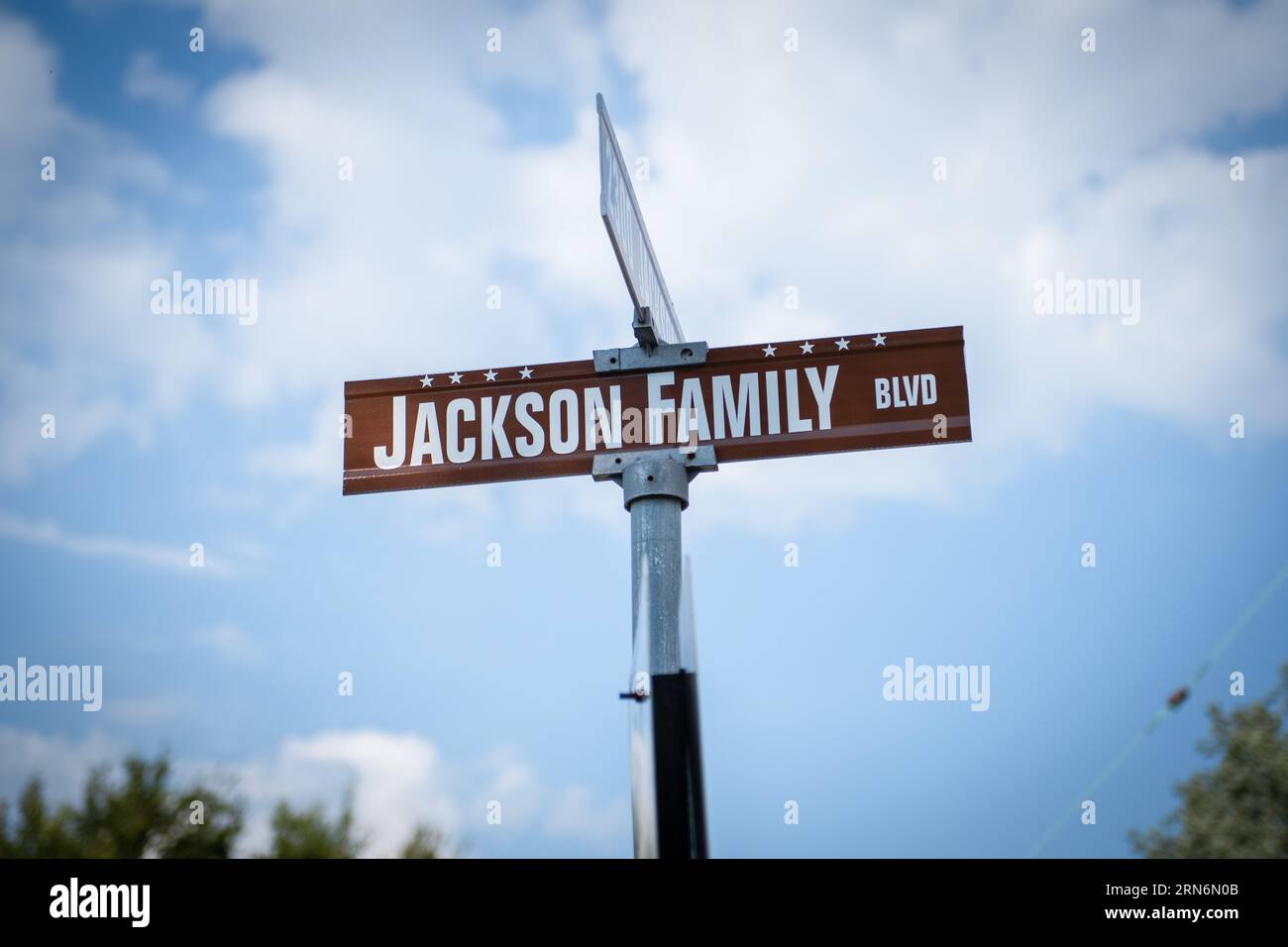 8 ottobre 2018 : segno della famiglia Jackson Blvd vicino alla casa di Michael Jackson. La famosa star era qui con le sue siter e i suoi fratelli quando Foto Stock