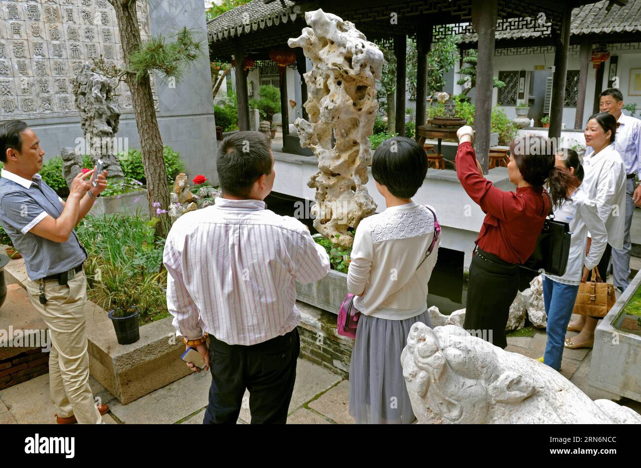 (150803) -- HANGZHOU,- i turisti vedono una pietra scoperta nel lago Taihu presso il museo Xungutang nel distretto Nanxun della città di Huzhou, provincia dello Zhejiang della Cina orientale, 16 maggio 2015. Secondo le ultime cifre emesse dall'Ufficio del Turismo di Zhejiang, 255 milioni di turisti hanno visitato la provincia nella prima metà del 2015, con un fatturato di 313,2 miliardi di yuan (50,46 miliardi di dollari USA), in crescita del 13,3% su base annua. ) (xcf) CINA-ZHEJIANG-TURISMO (CN) TanxJin PUBLICATIONxNOTxINxCHN 150803 i turisti di Hangzhou vedono una pietra scoperta nel lago Taihu PRESSO il Museo nel distretto di Nanxun Foto Stock