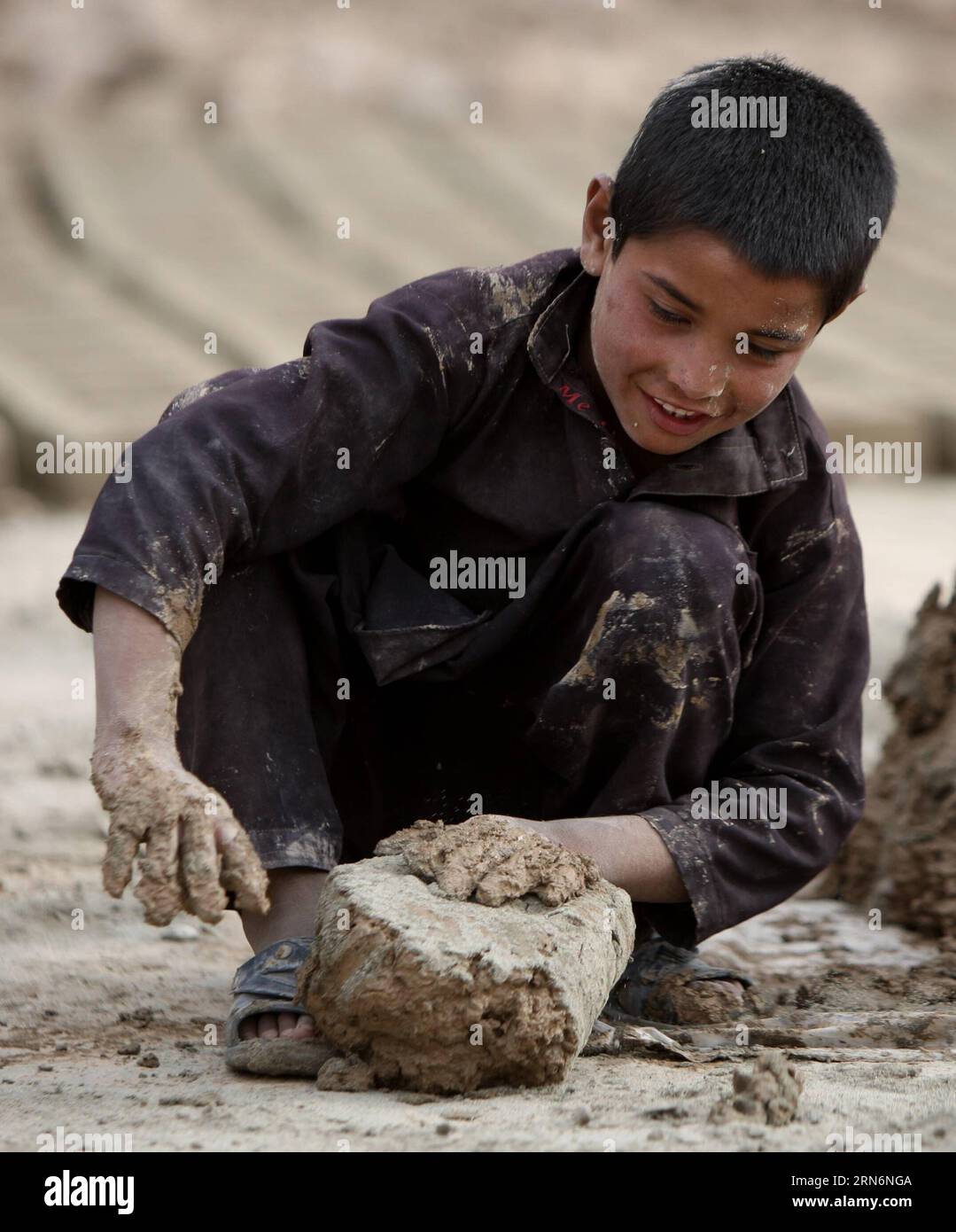 (150803) -- KABUL, 3 agosto 2015 -- un bambino afghano lavora in una fabbrica di mattoni alla periferia di Kabul, capitale dell'Afghanistan, il 3 agosto 2015. ) AFGHANISTAN-KABUL-LAVORO MINORILE AhmadxMassoud PUBLICATIONxNOTxINxCHN 150803 Kabul 3 agosto 2015 a Afghan Child Works IN una fabbrica di mattoni ALLA periferia di Kabul capitale dell'Afghanistan IL 3 agosto 2015 Afghanistan Kabul Child Laboratory AhmadxMassoud PUBLICATIONxNOTxINxCHN Foto Stock