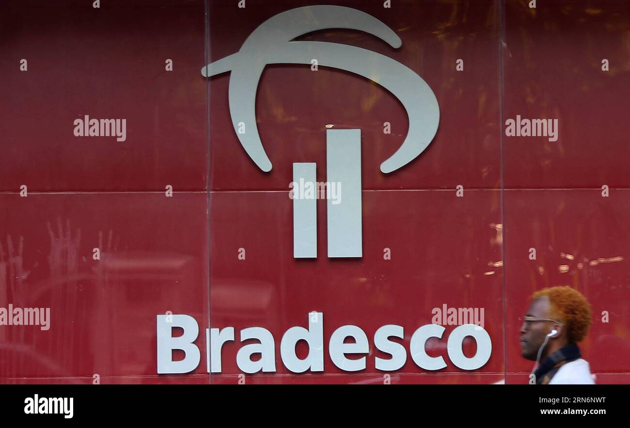 (150804) -- SAN PAOLO, - Una persona cammina davanti a una filiale della banca brasiliana Bradesco, a San Paolo, Brasile, il 3 agosto 2015. Secondo la stampa locale, la banca brasiliana Bradesco, la seconda importante istituzione privata del paese sudamericano, ha acquistato le azioni della controllata di HSBC in Brasile per 5,2 miliardi di dollari. Rahel Patrasso) (jp)(gy) BRAZIL-SAO PAULO-ECONOMY-HSBC e RahelxPatrasso PUBLICATIONxNOTxINxCHN Sao Paulo una persona cammina di fronte a una filiale della Banca Bradesco brasiliana a San Paolo Brasile IL 3 agosto 2015 secondo la stampa locale la Banca Bradesco Bradesco il secondo Maj Foto Stock