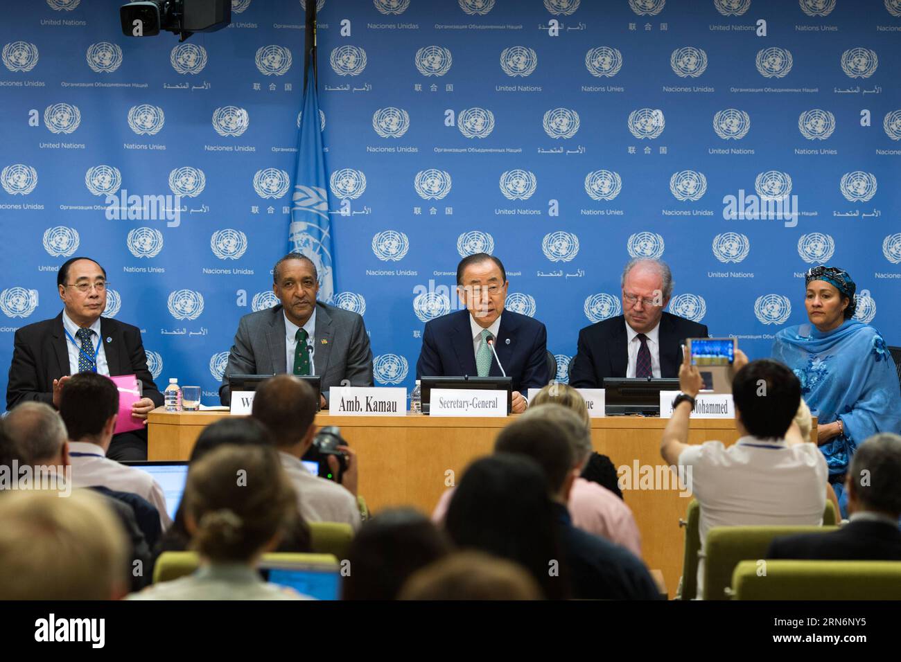 (150803) -- NEW YORK, 3 agosto 2015 -- il segretario generale delle Nazioni Unite Ban Ki-Moon (C) si rivolge a una conferenza stampa sul documento finale dell'agenda di sviluppo post-2015 presso la sede delle Nazioni Unite a New York, 3 agosto 2015. Lunedì il Segretario generale delle Nazioni Unite Ban Ki- Moon ha salutato un'agenda di sviluppo sostenibile coraggiosa, ambiziosa e trasformativa per i prossimi 15 anni, messa a punto tra tutti i 193 membri delle Nazioni Unite e la società civile per sostituire gli obiettivi di sviluppo del Millennio (OSM), vecchi di 15 anni. ) Un-NEW YORK-CONFERENZA STAMPA-BAN KI-MOON LixMuzi PUBLICATIONxNOTxINxCHN 150803 New York 3 agosto 2015 U Foto Stock