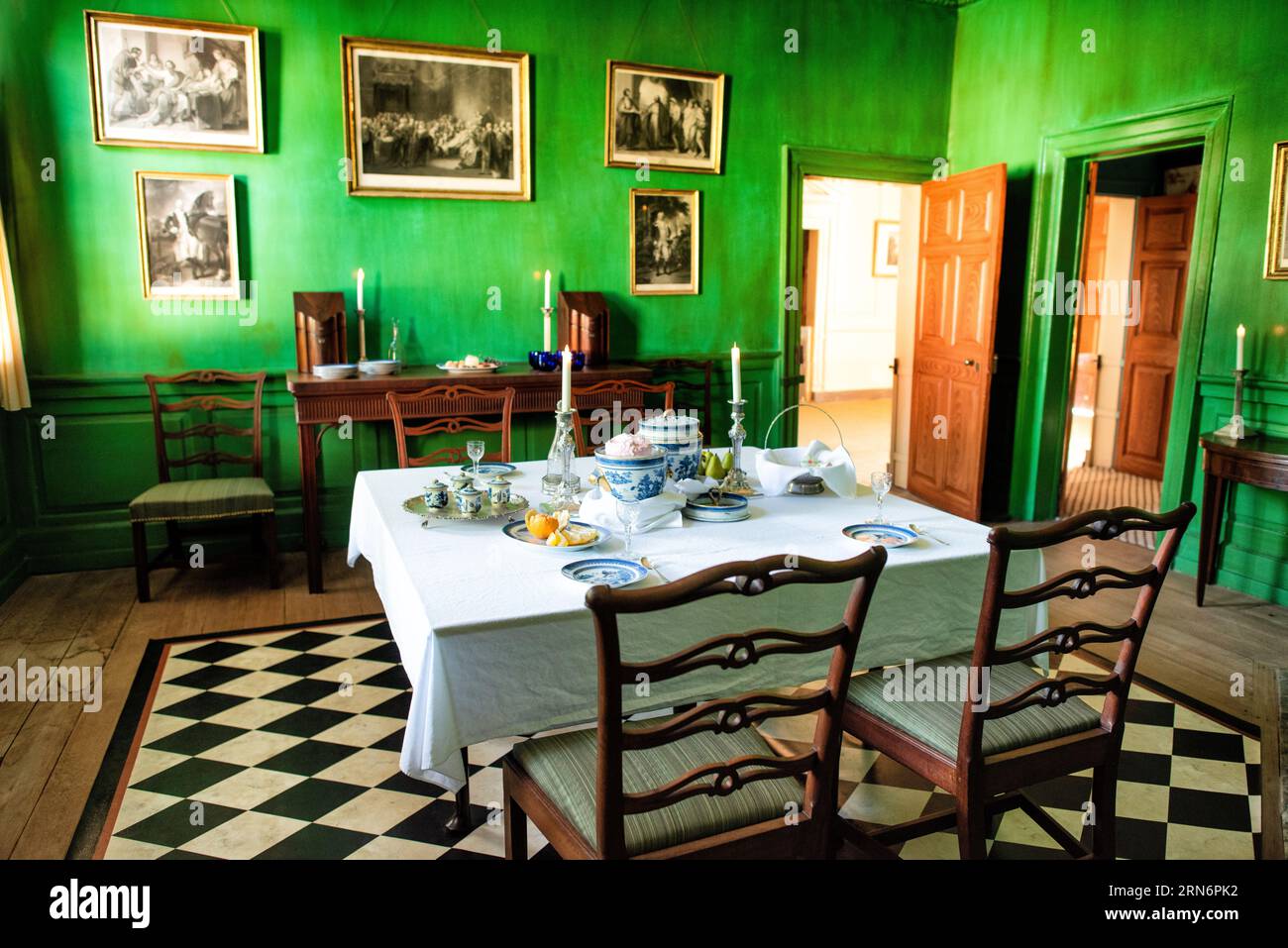 MONTE VERNON, Alexandria, Virginia, Una sala da pranzo presso il monte Vernon. La dimora storica di George Washington, il primo presidente degli Stati Uniti, si trova ad Alexandria. Questa iconica tenuta mostra la vita e l'eredità di Washington e rimane un simbolo duraturo della leadership e del patrimonio americano. Foto Stock