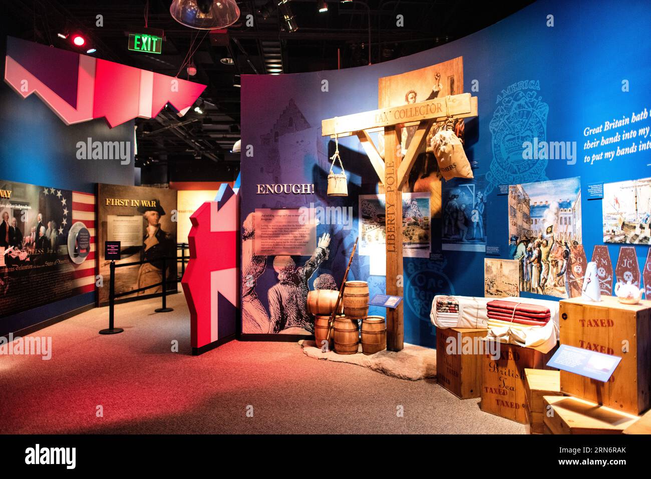 Boston Tea Party Exhibit Mount Vernon Virginia // MOUNT VERNON, Virginia — Una mostra museale a Mount Vernon raffigura il Boston Tea Party, la protesta del 1773 contro la tassazione britannica. La tenuta storica è stata la casa di George Washington, il primo presidente degli Stati Uniti, dal 1754 fino alla sua morte nel 1799. Situata ad Alexandria, Virginia, Mount Vernon è stata conservata come monumento nazionale e museo, consentendo ai visitatori di esplorare i quartieri personali di Washington, la fattoria di lavoro e mostre educative sulla storia americana. Il palazzo di 21 camere e la tenuta circostante di 500 acri Foto Stock