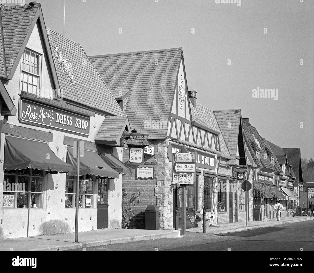 NEGOZI SUBURBANI DEGLI ANNI '1980, NEGOZI PRINCIPALI STREET STOREFRONTS SPRINGFIELD PA USA - R25553 HAR001, HARS BUILDING, QUARTIERE COMMERCIALE BIANCO E NERO, QUARTIERE DEGLI AFFARI AFFARI, HAR001 MAIN STREET, NEGOZI VECCHIO STILE Foto Stock