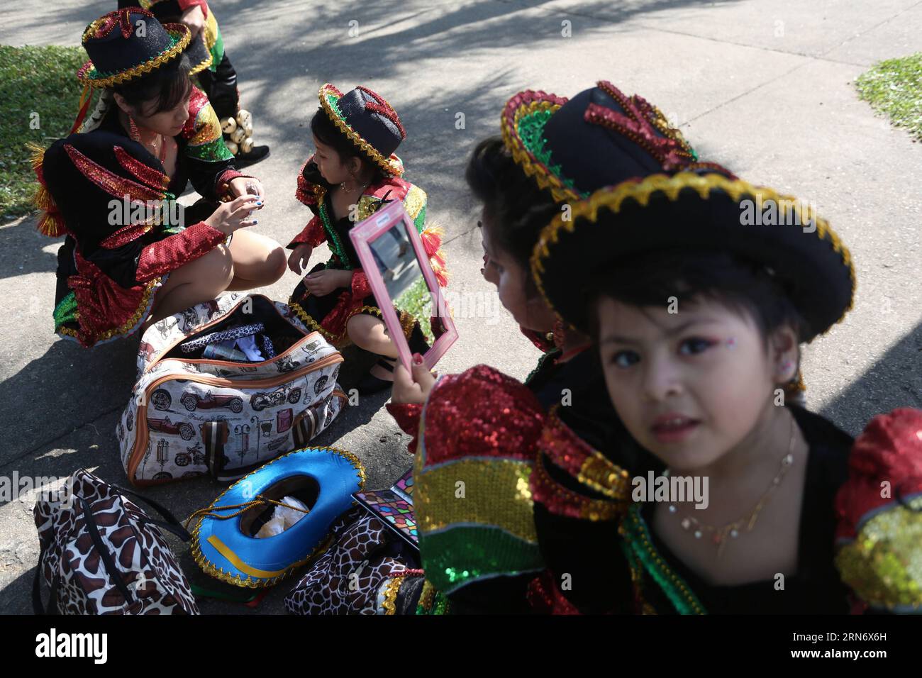 (150808) -- SAN PAOLO, 8 agosto 2015 -- i membri della comunità boliviana di San Paolo si preparano a prendere parte alla celebrazione del 190° anniversario dell'indipendenza della Bolivia, presso il memoriale latino-americano di San Paolo, Brasile, l'8 agosto 2015. L'indipendenza della Repubblica di Bolivia è stata proclamata il 6 agosto 1825. La popolazione boliviana che vive nella città di San Paolo è stimata a più di 300.000. Rahel Patrasso) (jg) BRASILE-SAN PAOLO-BOLIVIA-SOCIETY-ANNIVERSARY e RahelxPatrasso PUBLICATIONxNOTxINxCHN 150808 San Paolo 8 agosto 2015 membri della Comunità boliviana a San Paolo p Foto Stock