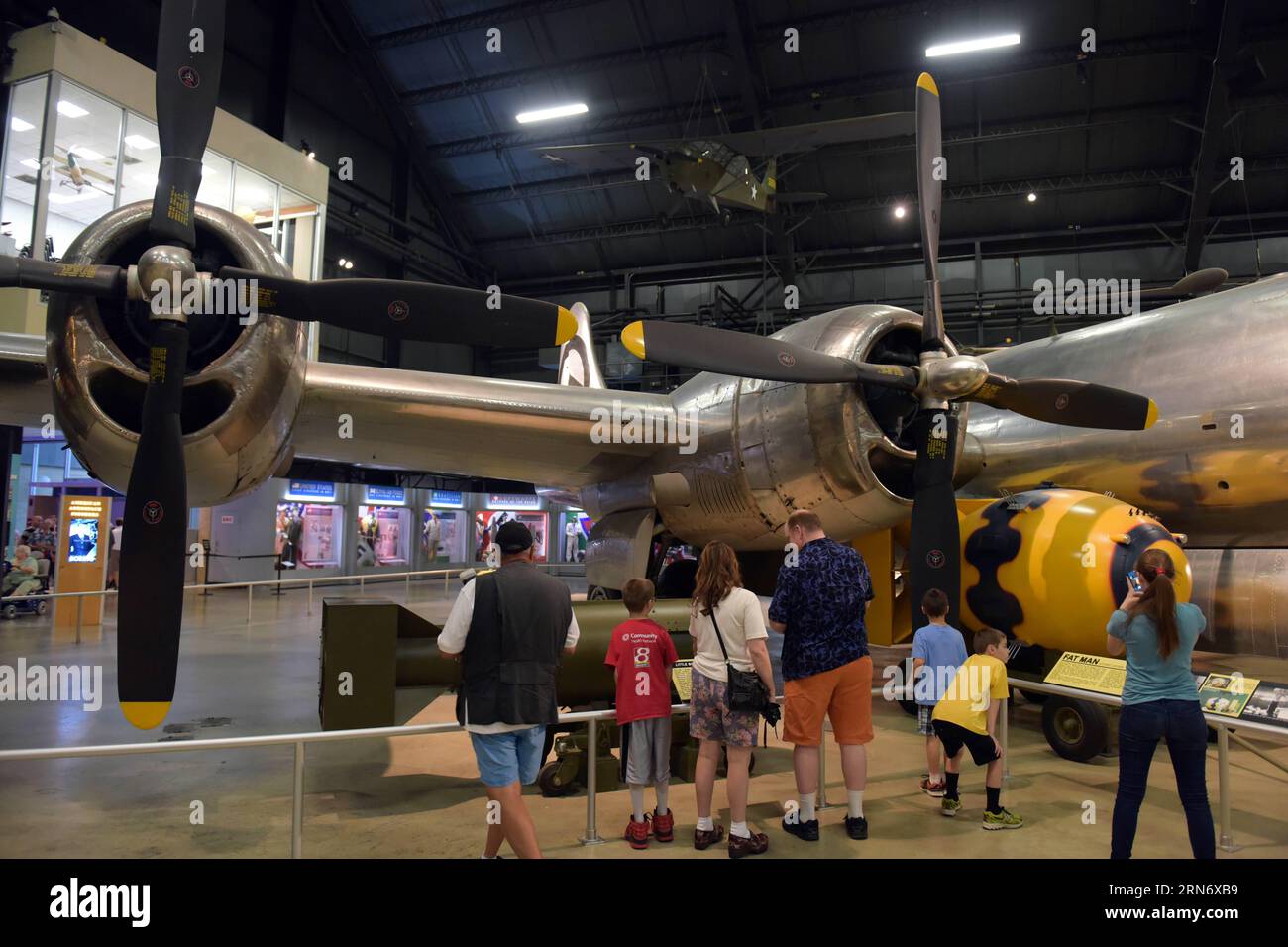 (150809) -- DAYTON, 9 agosto 2015 -- i visitatori guardano le bombe atomiche smilitarizzate, soprannominate Little Boy (L) e Fat Man (R), e il bombardiere Bockscar B-29 al National Museum of the United States Air Force di Dayton, Ohio, 6 agosto 2015. Per accelerare la resa del Giappone nella seconda guerra mondiale, l'esercito statunitense sganciò le bombe atomiche Little Boy e Fat Man rispettivamente nelle città giapponesi di Hiroshima e Nagasaki nell'agosto 1945. US-OHIO-WORLD WAR II-MUSEUM-ATOM BOMBS YinxBogu PUBLICATIONxNOTxINxCHN 150809 Dayton 9 agosto 2015 i visitatori guardano le bombe atomiche demilitarizzate soprannominate Little Boy l e Fat Man r and Foto Stock