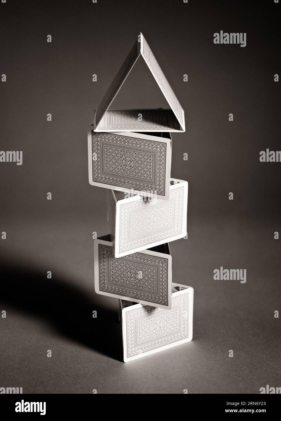 EDIFICIO DELLA CASA DELLE CARTE DEGLI ANNI '1970 COMPOSTO DA CARTE DA GIOCO ACCURATAMENTE BILANCIATE E IMPILATE L'UNA SULL'ALTRA - S20311 HAR001 HARS VECCHIO STILE Foto Stock