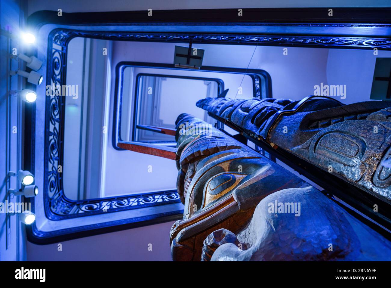 Totem Poles National Museum of Natural History Washington DC // WASHINGTON DC - i pali totem storici del Pacifico nord-occidentale sono esposti nella scalinata al piano terra dello Smithsonian National Museum of Natural History. Questi pali di legno intagliati rappresentano le tradizioni artistiche dei nativi americani della costa nordoccidentale. L'installazione presenta esempi di intaglio tradizionale del legno indigeno e narrazione attraverso l'arte. Foto Stock