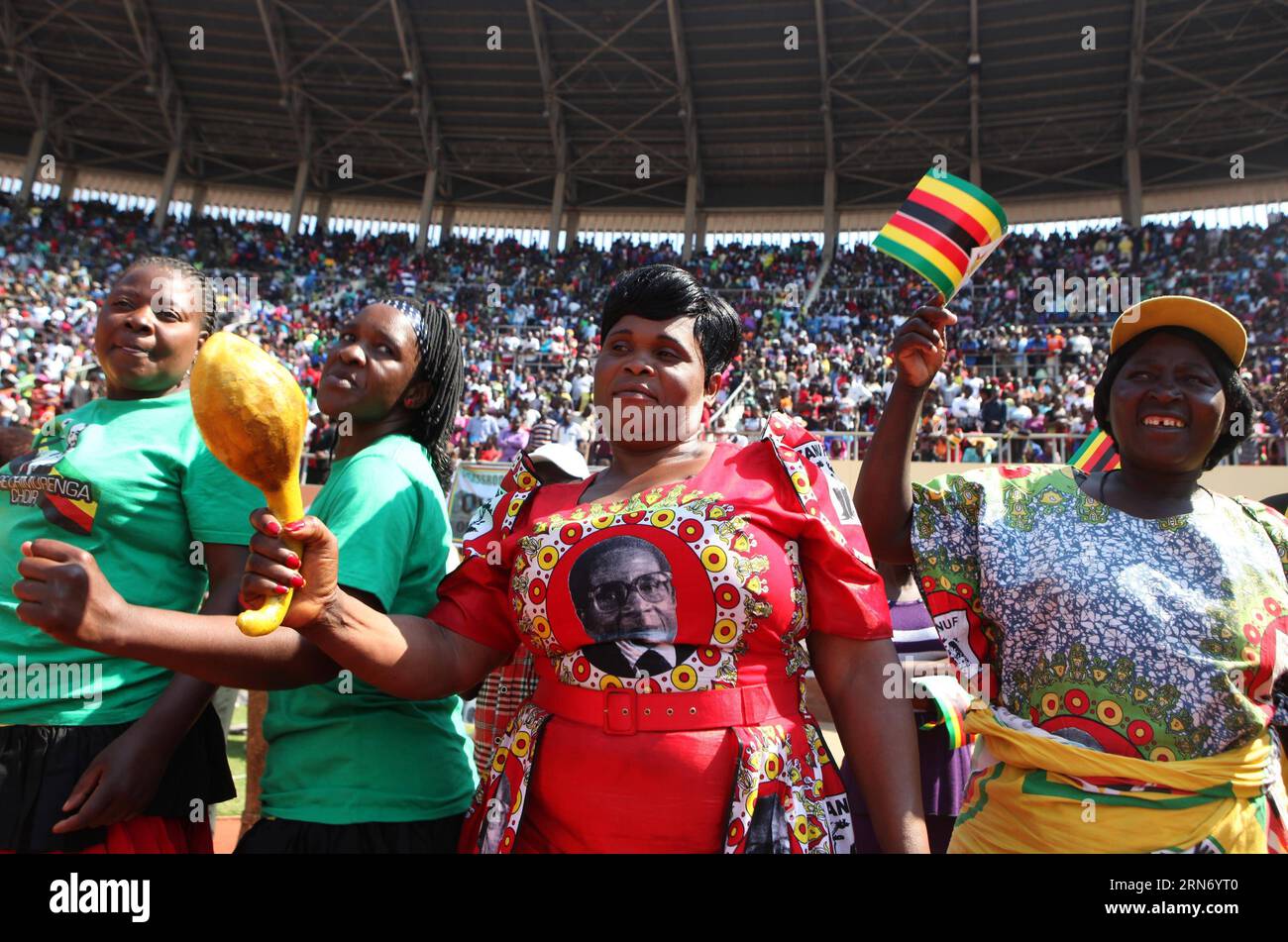 (150811) -- HARARE, 11 agosto 2015 -- Una donna dello Zimbabwe che indossa una maglietta con la foto del presidente Robert Mugabe è vista ballare con altri celebratori al National Sports Stadium di Harare, Zimbabwe, 11 agosto 2015. Lo Zimbabwe ha tenuto l'annuale parata della giornata della difesa come parte delle celebrazioni per celebrare l'indipendenza del paese dal dominio coloniale britannico 35 anni fa. ) ZIMBABWE-HARARE-FESTA DELLA DIFESA Stringer PUBLICATIONxNOTxINxCHN 150811 Harare 11 agosto 2015 una donna dello Zimbabwe che indossa una maglietta con la foto del presidente Robert Mugabe È Lakes Dancing with Other Celebrator al National SP Foto Stock