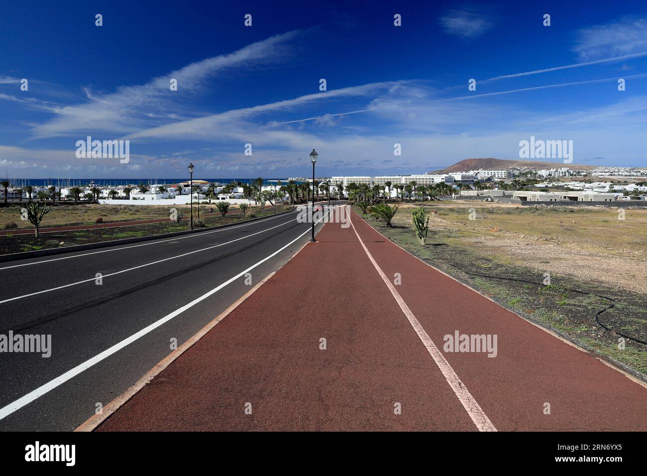 Lungo rettilineo e marciapiede, Playa Blanca, Lanzarote, Isole Canarie. Preso il 23 febbraio Foto Stock