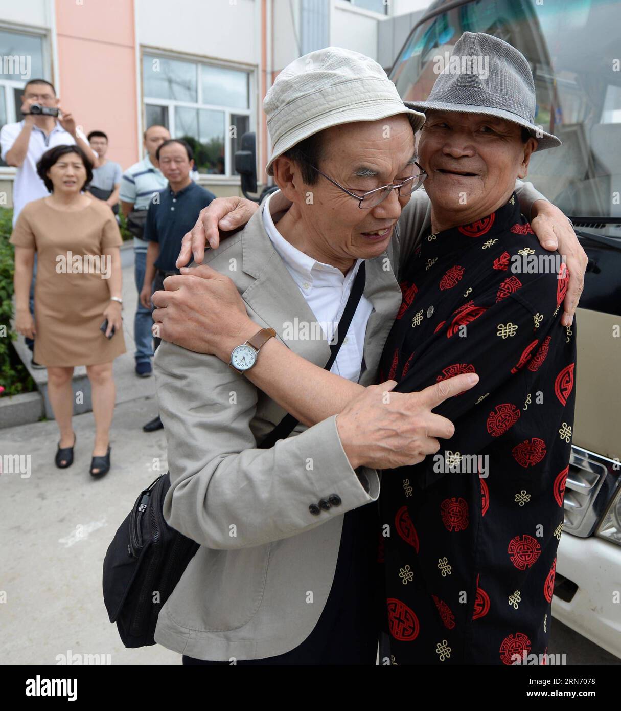 MUDANJIANG, 11 agosto 2015 -- 73 Yohachi Nakajima (L), un orfano di guerra rimasto in Cina dopo la seconda guerra mondiale, abbraccia il suo insegnante di cinese nella città di Mudanjiang, nella provincia di Heilongjiang nel nord-est della Cina, 11 agosto 2015. Nakajima si recò nella provincia di Heilongjiang nel nord-est della Cina nel 1942 con la sua famiglia come membri del gruppo di coloni giapponesi quando era solo un bambino di un anno. Ma nel 1945, quando il Giappone militarista si arrese alla fine della seconda guerra mondiale, fu lasciato solo in Cina. Una contadina cinese locale adottò Nakajima, una bambina dell'ex nemico. Ha curato l'orfano che soffriva Foto Stock