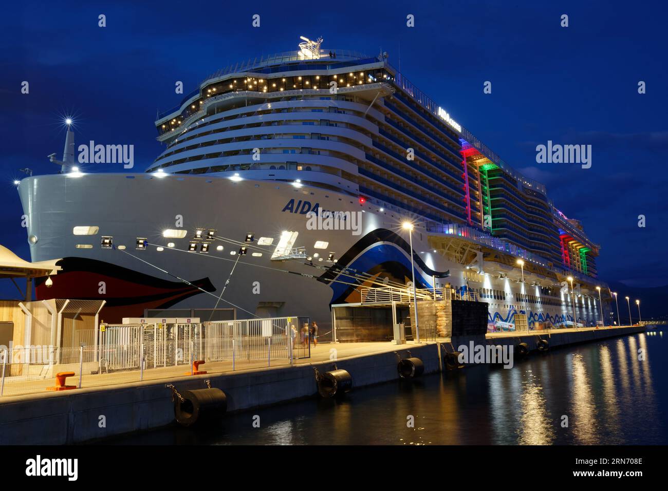 Nave da crociera Aida Cosma in sosta nel porto di Ajaccio di notte, isola della Corsica. Foto Stock