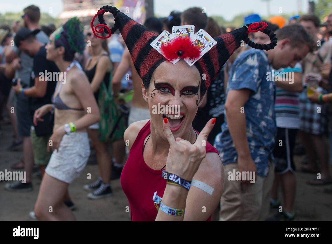 (150813) -- BUDAPEST, 13 agosto 2015 -- Un frequentatore di festival si diverte a ascoltare musica durante il festival Sziget (Hungarian for Island) sull'isola di Obuda a Budapest, in Ungheria, il 12 agosto 2015. Il 23° Sziget Festival, che si tiene dal 10 al 17 agosto, è stato uno dei più grandi festival musicali in Europa. ) UNGHERIA-BUDAPEST-SZIGET FESTIVAL AttilaxVolgyi PUBLICATIONxNOTxINxCHN 150813 Budapest Aug 13 2015 un frequentatore del Festival goditi la musica durante il Sziget Hungarian for Iceland Festival SULL'Obuda Islanda a Budapest Ungheria IL 12 agosto 2015 il 23° Sziget Festival Hero dal 10 al 17 agosto quello che uno dei più grandi Festi musicali Foto Stock