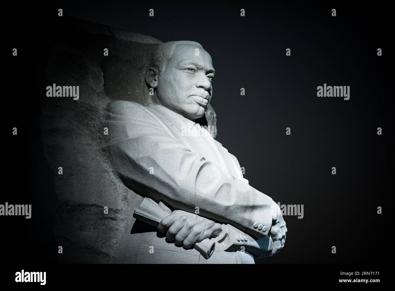 Martin Luther King Jr Memorial Washington DC // WASHINGTON DC - The Martin Luther King Jr. Memorial commemora l'eredità duratura del leader dei diritti civili. Situato lungo il bacino delle maree del National Mall, il monumento commemora i contributi del Dr. King al movimento americano per i diritti civili e la sua ricerca della giustizia attraverso mezzi non violenti. Foto Stock