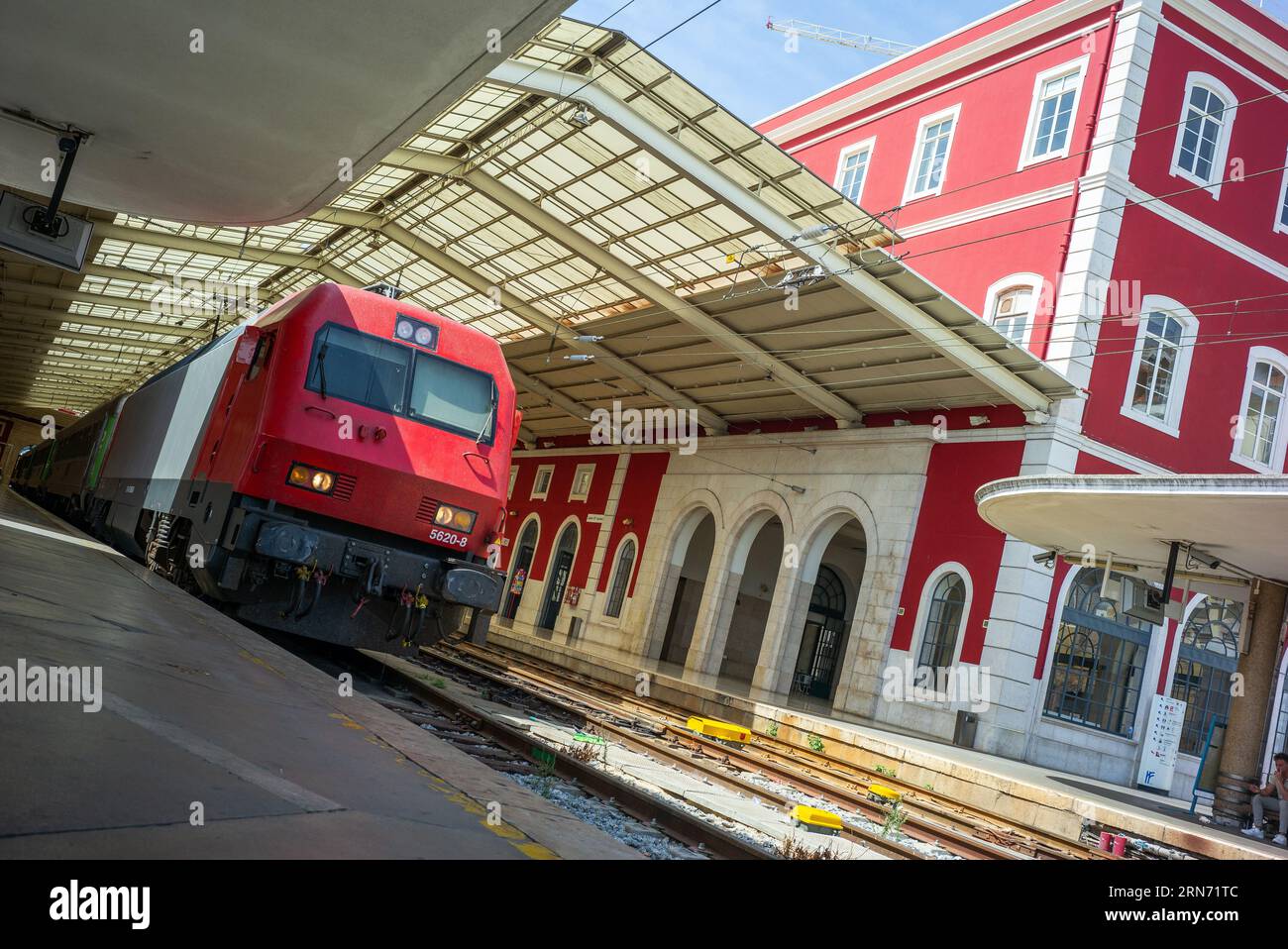 La stazione ferroviaria di Santa Apolónia è una stazione terminale aperta nel 1865. Si trova nel centro urbano di Lisbona, sulle rive del Tago, in Th Foto Stock