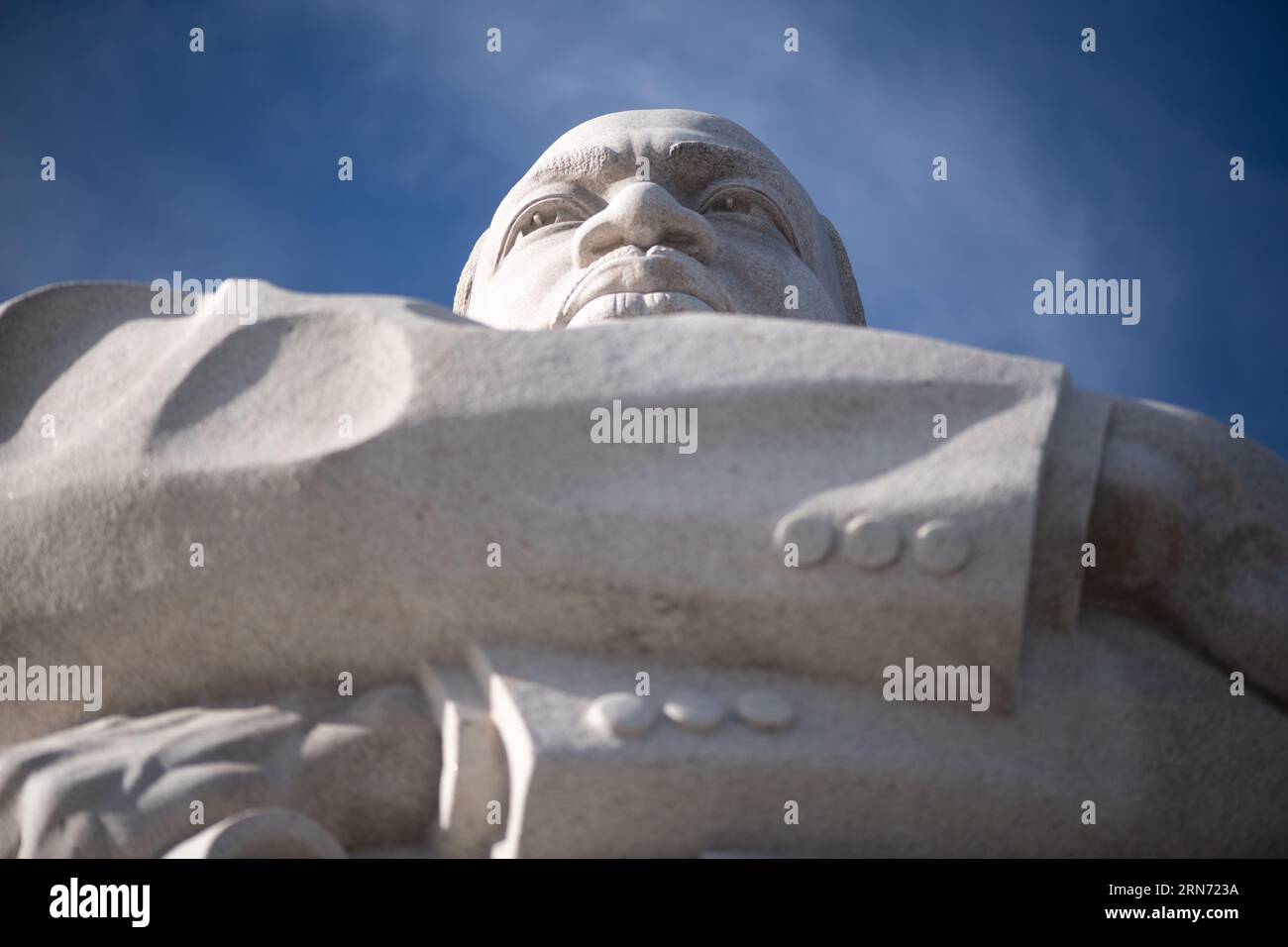 WASHINGTON DC, Stati Uniti - The Martin Luther King Jr. Memoriale commemora l'eredità duratura del leader dei diritti civili. Situato lungo il Tidal Basin del National Mall, il monumento commemora i contributi del Dr. King al movimento per i diritti civili americani e la sua ricerca della giustizia attraverso mezzi non violenti. Foto Stock