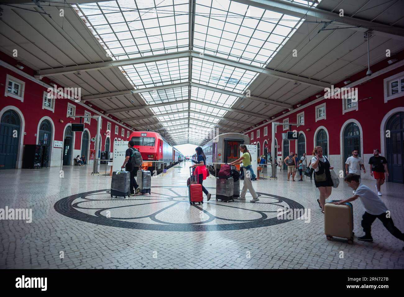 La stazione ferroviaria di Santa Apolónia è una stazione terminale aperta nel 1865. Si trova nel centro urbano di Lisbona, sulle rive del Tago, in Th Foto Stock