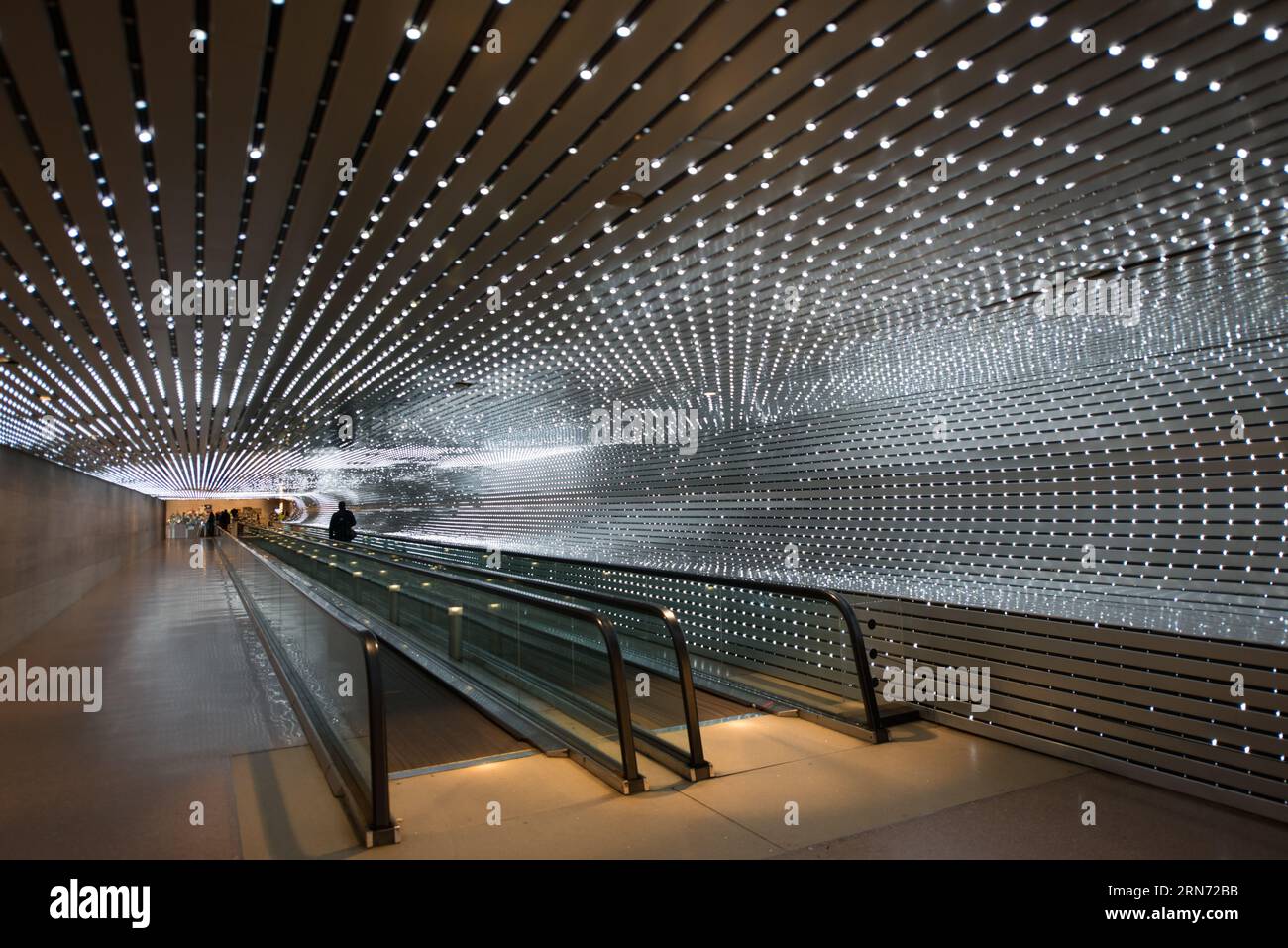 National Gallery of Art Multiverse Light Sculpture Washington DC // WASHINGTON DC — "Multiverse" (2008) di Leo Villareal, un'installazione di scultura luminosa immersiva con 41.000 LED programmati al computer, illumina la passerella Concourse lunga 200 metri che collega gli edifici est e ovest della National Gallery of Art Questo disegno dinamico crea schemi di luce in continua evoluzione, combinando sequenze programmate con elementi casuali. Foto Stock