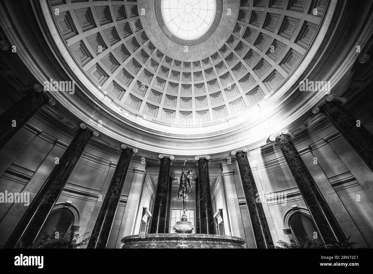 National Archives Museum Rotunda ceiling, Washington, D.C. Fotografia in bianco e nero che mostra la cupola a cassettoni e l'oculo, vista dal basso. Foto Stock