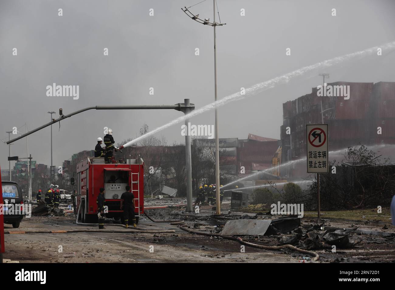 (150814) -- TIANJIN, 14 agosto 2015 -- i vigili del fuoco hanno spento le fiamme in un container nel sito dell'esplosione a Tianjin, nel nord della Cina, 14 agosto 2015. Un'esplosione, avvenuta mercoledì sera in un magazzino a Tianjin, ha causato almeno 50 morti e 701 feriti. (hgh) CHINA-TIANJIN-EXPLOSION-FIRE CONTROL (CN) ShenxBohan PUBLICATIONxNOTxINxCHN 150814 Tianjin Aug 14 2015 i vigili del fuoco hanno messo fuori fiamme in un container NEL sito dell'esplosione a Tianjin nella Cina del Nord il 14 agosto 2015 l'esplosione avvenuta mercoledì sera IN un magazzino di Tianjin ha lasciato almeno 50 Celebritie Foto Stock