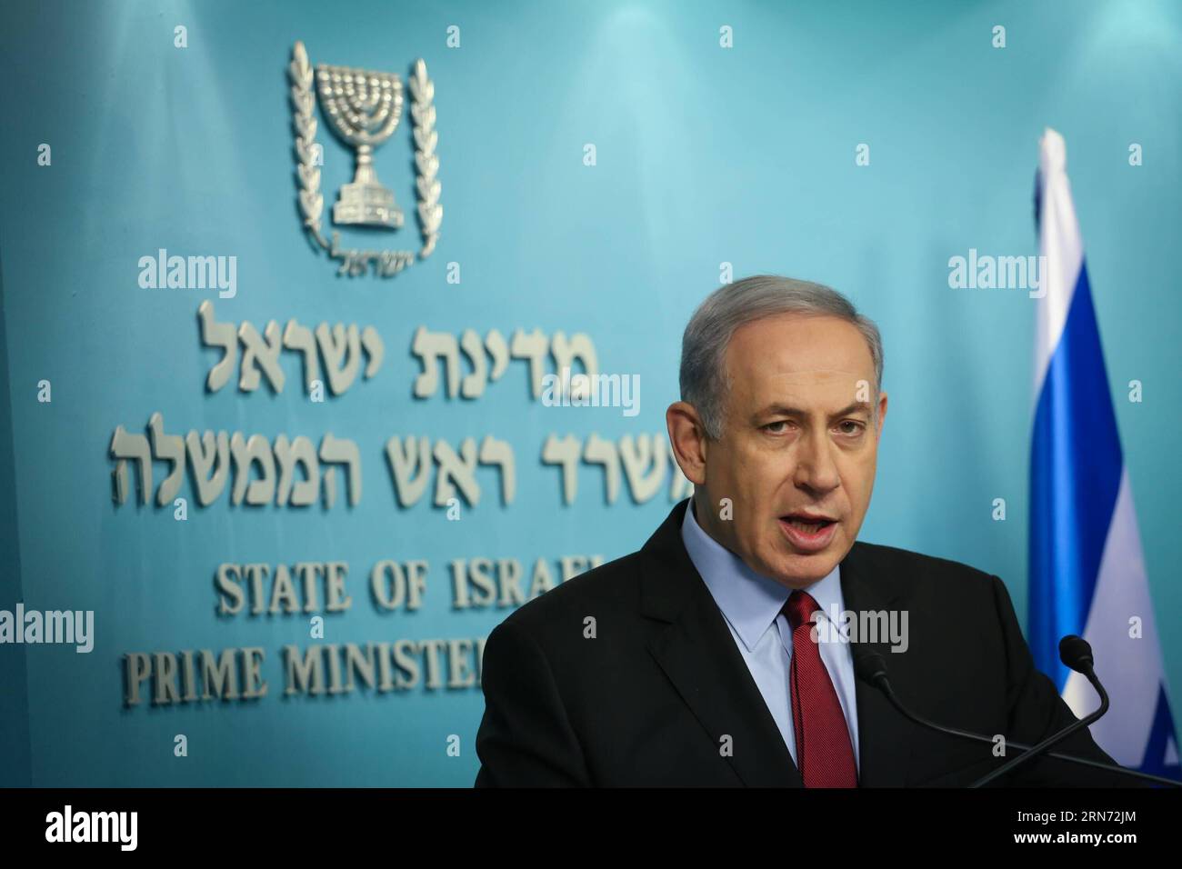 (150814) -- GERUSALEMME, 14 agosto 2015 -- il primo ministro israeliano Benjamin Netanyahu ha tenuto una conferenza stampa presso l'ufficio del primo ministro a Gerusalemme, il 13 agosto 2015. Il governo israeliano ha dichiarato giovedì di aver raggiunto un accordo con le compagnie di gas statunitensi e israeliane sullo sviluppo dei nuovi giacimenti di gas naturale del paese. (Zjy) ACCORDO MIDEAST-ISRAELIANO PM-MAJOR GAS Jini PUBLICATIONxNOTxINxCHN 150814 Gerusalemme 14 agosto 2015 i primi ministri israeliani Benjamin Netanyahu si rivolgono a una conferenza stampa PRESSO l'Ufficio dei primi Ministri di Gerusalemme IL 13 agosto 2015 il governo israeliano Sai Foto Stock