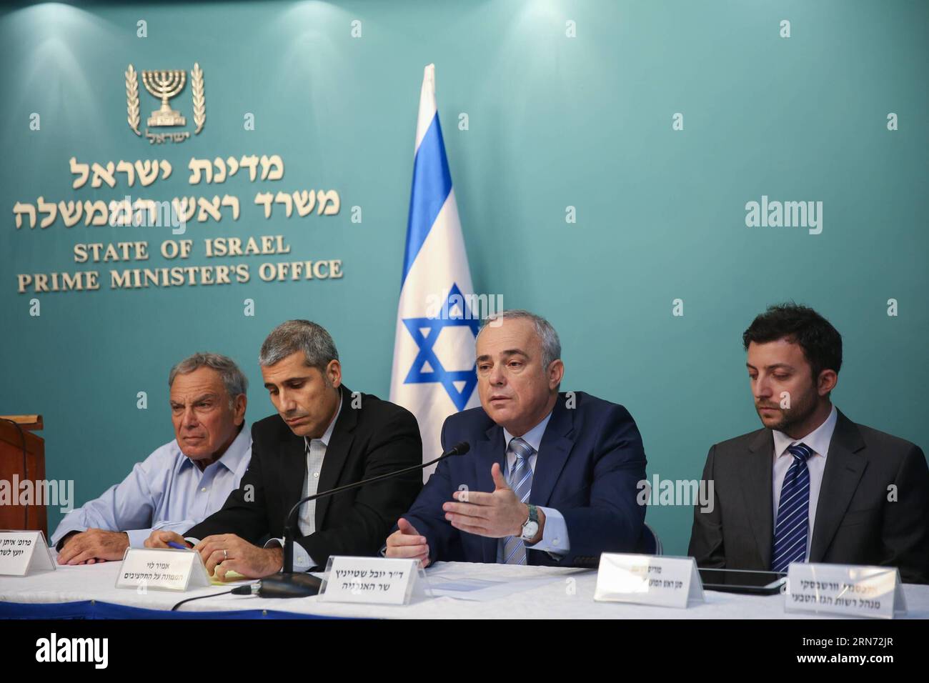 (150814) -- GERUSALEMME, 14 agosto 2015 -- il ministro israeliano dell'energia Yuval Steinitz (2ne R) parla alla stampa a Gerusalemme, il 13 agosto 2015. Il governo israeliano ha dichiarato giovedì di aver raggiunto un accordo con le compagnie di gas statunitensi e israeliane sullo sviluppo dei nuovi giacimenti di gas naturale del paese. (Zjy) ACCORDO MIDEAST-ISRAELIANO PM-MAJOR GAS Jini PUBLICATIONxNOTxINxCHN 150814 Gerusalemme 14 agosto 2015 Ministri dell'energia israeliani Yuval Steinitz r parla alla stampa a Gerusalemme IL 13 agosto 2015 il governo israeliano ha dichiarato giovedì di aver raggiunto un accordo con le compagnie statunitensi e israeliane del gas Foto Stock