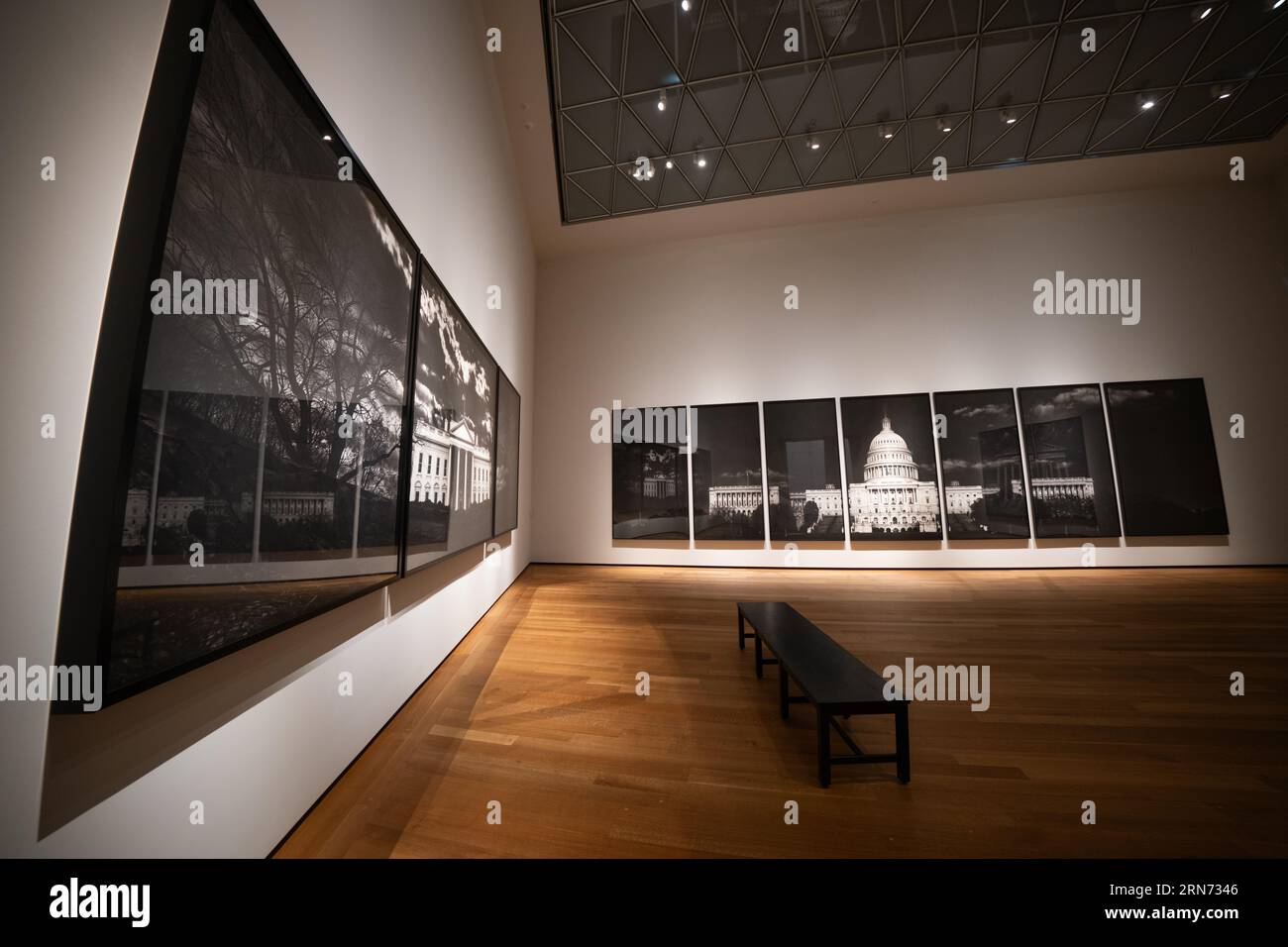 Campidoglio degli Stati Uniti Robert Longo ArtWork National Gallery of Art Washington DC // WASHINGTON DC — Un disegno a carboncino su carta di grande formato intitolato "The Whale (United States Capitol)" dell'artista americano Robert Longo in mostra nell'ala est della National Gallery of Art Questa impressionante opera d'arte raffigura il Campidoglio degli Stati Uniti in minuziosi dettagli, mettendo in mostra l'abilità di Longo nel creare potenti immagini monocromatiche che coinvolgono temi politici. Foto Stock Campidoglio degli Stati Uniti Robert Longo ArtWork National Gallery of Art Washington DC // WASHINGTON DC — Un disegno a carboncino su carta di grande formato intitolato "The Whale (United States Capitol)" dell'artista americano Robert Longo in mostra nell'ala est della National Gallery of Art Questa impressionante opera d'arte raffigura il Campidoglio degli Stati Uniti in minuziosi dettagli, mettendo in mostra l'abilità di Longo nel creare potenti immagini monocromatiche che coinvolgono temi politici. Foto Stock