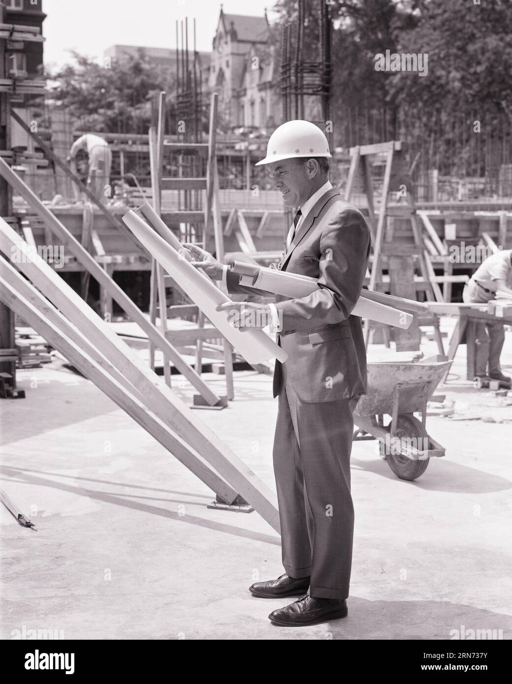 UOMO, ARCHITETTO O APPALTATORE GENERALE DEGLI ANNI '1960, IN PIEDI IN CANTIERE, CON PROGETTI E SPECIFICHE CHE INDOSSANO ELMETTO - S15572 HAR001 HARS ARCHITECTURE JOBS SITE GENERAL MANAGER PROGETTA SPAZI DI COPIA PERSONE A LUNGHEZZA INTERA ISPIRAZIONE UOMINI ARCHITETTI EDIFICI PROFESSIONE FIDUCIA DIRIGENTI COSTRUTTORE DI MEZZA ETÀ B&W OBIETTIVI UOMO DI MEZZA ETÀ SUCCESS SUCCESS SUCCESS SUCCESS SUCCESS SUCCESS SUCCESS SUCCESS DREAMS OCCUPATION STRUCTURE SKILLS PROPERTY PROTECTION CAREERS LEADERSHIP PROGRESS LABOUR OPPORTUNITY AUTORITÀ IMPIEGO HARDHAT OCCUPAZIONI DIRIGENTI IMMOBILIARI STRUTTURE EDIFICI ELEGANTI DIPENDENTI O RESPONSABILI DELLA CREATIVITÀ Foto Stock