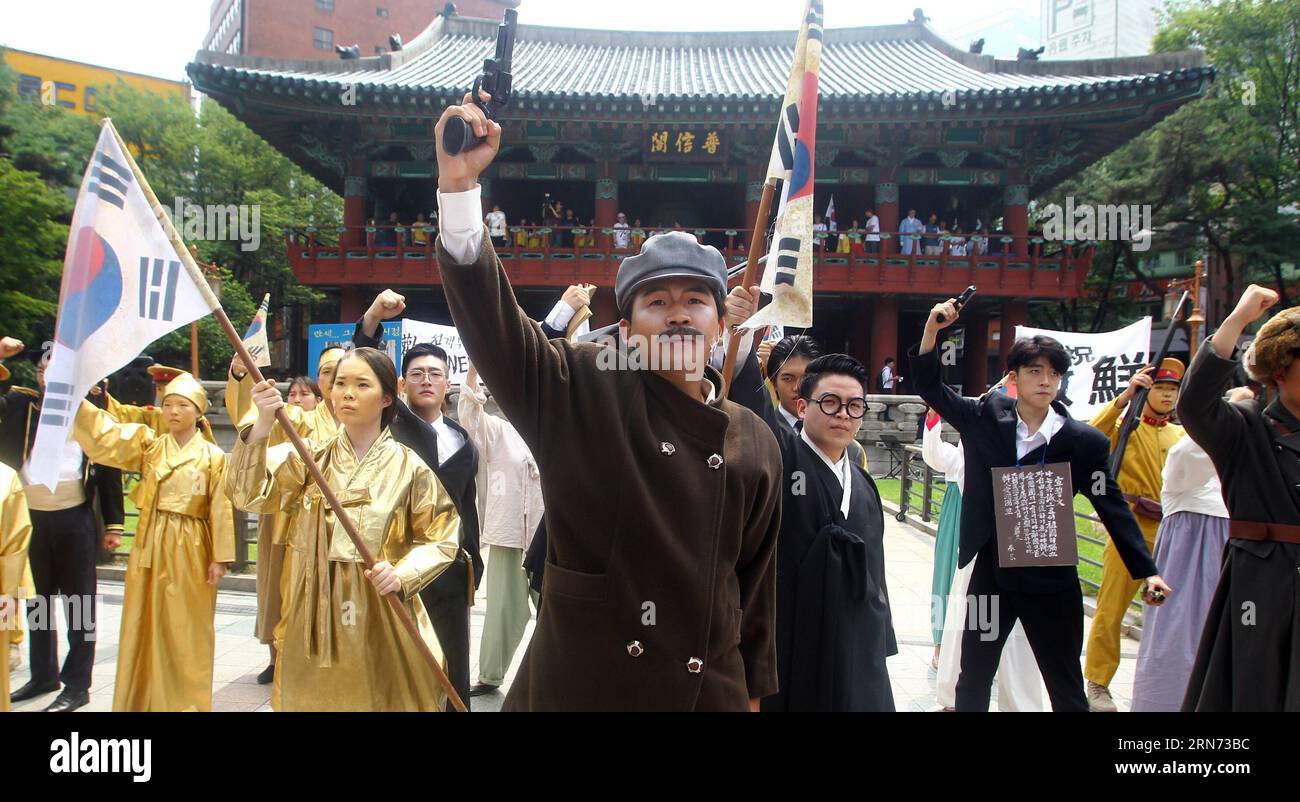 AKTUELLES ZEITGESCHEHEN 70 Jahre Kriegsende, Feierlichkeiten in Südkorea (150815) - SEOUL, 15 agosto 2015 - Peole esegue la scena storica della resistenza contro l'aggressione giapponese per celebrare il 70° anniversario della liberazione dal dominio coloniale giapponese a Seul, Corea del Sud, 15 agosto 2015. ) COREA DEL SUD-SEOUL-NATIONAL LIBERATION DAY YaoxQilin PUBLICATIONxNOTxINxCHN News eventi attuali 70 anni Waru0026#39;s fine celebrazioni in Corea del Sud 150815 Seoul ago 15 2015 Peole Perform the Historical Scene of Resistance Against Japanese Aggression to Mark the 70th Anniversary of the Liberatio Foto Stock