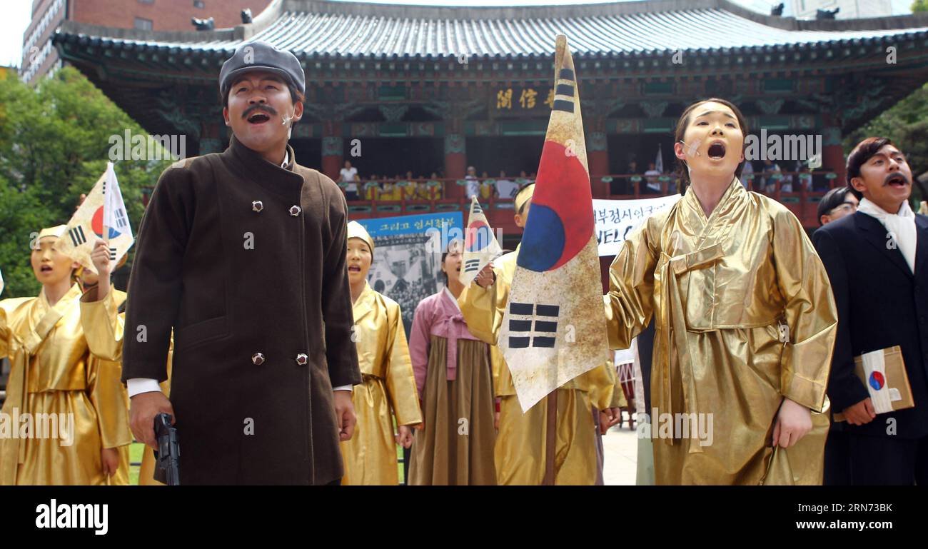 AKTUELLES ZEITGESCHEHEN 70 Jahre Kriegsende, Feierlichkeiten in Südkorea (150815) - SEOUL, 15 agosto 2015 - Peole esegue la scena storica della resistenza contro l'aggressione giapponese per celebrare il 70° anniversario della liberazione dal dominio coloniale giapponese a Seul, Corea del Sud, 15 agosto 2015. ) COREA DEL SUD-SEOUL-NATIONAL LIBERATION DAY YaoxQilin PUBLICATIONxNOTxINxCHN News eventi attuali 70 anni Waru0026#39;s fine celebrazioni in Corea del Sud 150815 Seoul ago 15 2015 Peole Perform the Historical Scene of Resistance Against Japanese Aggression to Mark the 70th Anniversary of the Liberatio Foto Stock