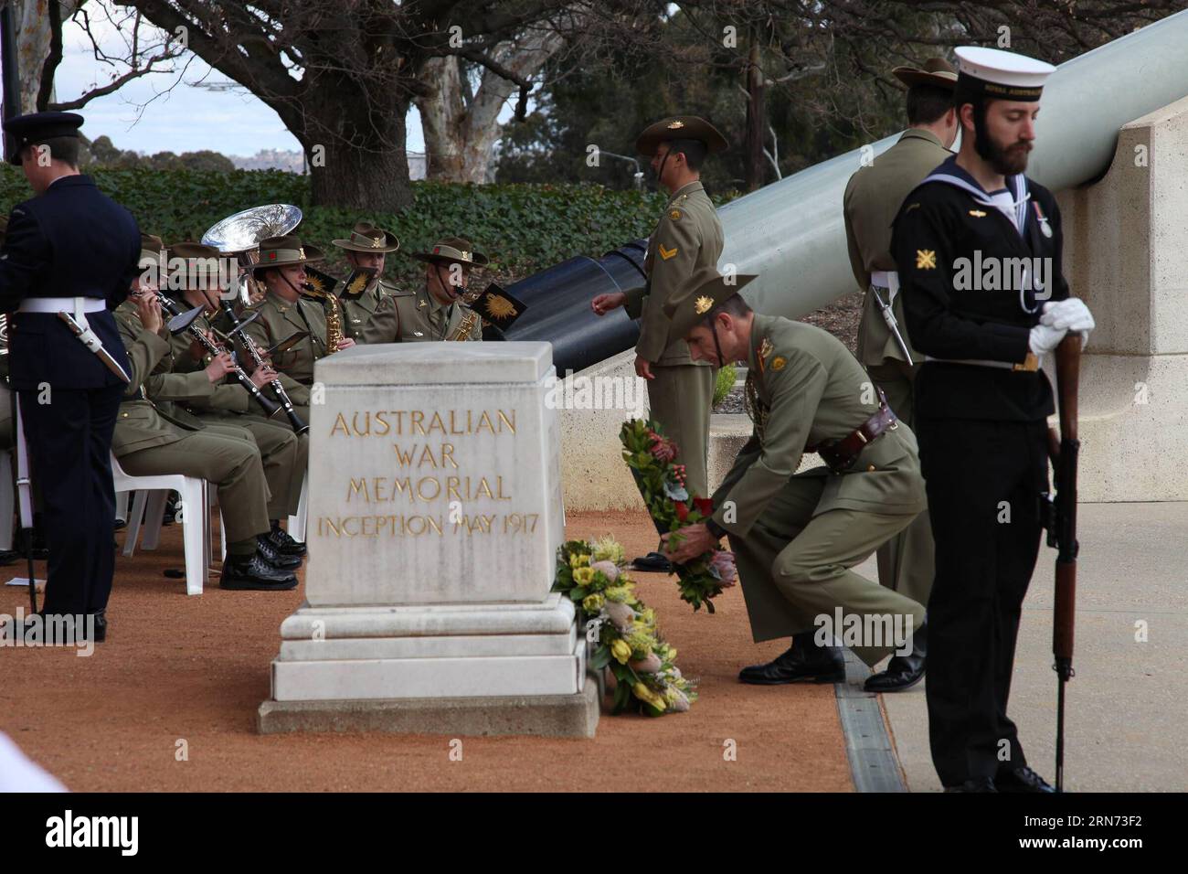 (150815) -- CANBERRA, 15 agosto 2015 -- Un rappresentante dell'Australian Defense Force posa una corona durante il servizio commemorativo in occasione del 70° anniversario della fine della seconda guerra mondiale presso l'Australian War Memorial a Canberra, Australia, 15 agosto 2015. ) AUSTRALIA-CANBERRA-WWII-MEMORIAL JustinxQian PUBLICATIONxNOTxINxCHN 150815 Canberra 15 agosto 2015 un rappresentante della forza di difesa australiana posa una corona durante il servizio commemorativo che segna il 70 ° anniversario della fine del mondo era II ALL'Australian WAS Memorial a Canberra Australia 15 agosto 2015 Australia Canberra WWI Foto Stock