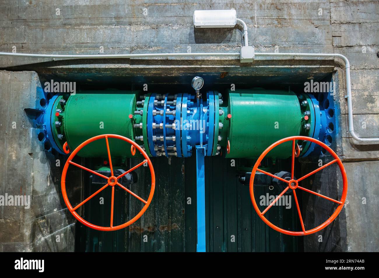 Turbina di acqua per la generazione idroelettrica ed energia sostenibile  Foto stock - Alamy