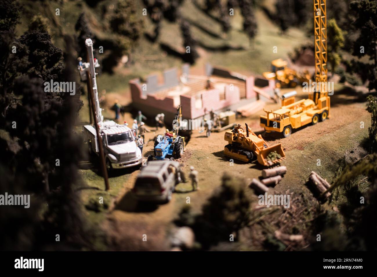 Choo Choo Barn miniature Railroad display Strasburg Pennsylvania // STRASBURG, Pennsylvania, Stati Uniti — famiglie e appassionati di treni si meravigliano davanti alla dettagliata mostra in miniatura della ferrovia presso il Choo Choo Barn di Strasburg, Pennsylvania. Conosciuto per i suoi intricati modellini di treni e paesaggi, il Choo Choo Barn offre un'esperienza interattiva ed educativa, che celebra la ricca storia ferroviaria della regione. Foto Stock