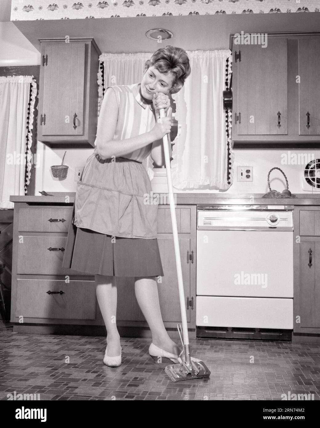 1960S DONNA CASALINGA APPOGGIANDOSI SU MANICO DI SPUGNA MOP IN CUCINA STANCO MA ORGOGLIOSO DI NUOVO PAVIMENTO CERATO - H7120 HAR001 HARS FACCENDE FEMMINILI PROUD MOODY HOME LIFE DONNA A TUTTA LUNGHEZZA ESPRESSIONI TRAVAGLIATE B&N PREOCCUPATA TRISTEZZA CASALINGA SOGNI CASALINGHI CASALINGHI CASALINGHI CHORE CHOICE SPUGNA AD ANGOLO BASSO CASALINGHE MOPPING UMORE OCCUPAZIONI CONCETTUALI GLUM HANDLE CERATO DEGETTATO MID-ADULT MID-ADULT WOMAN MISERABILE NUOVO COMPITO BIANCO E NERO DI ETNIA CAUCASICA HAR001 VECCHIO STILE Foto Stock