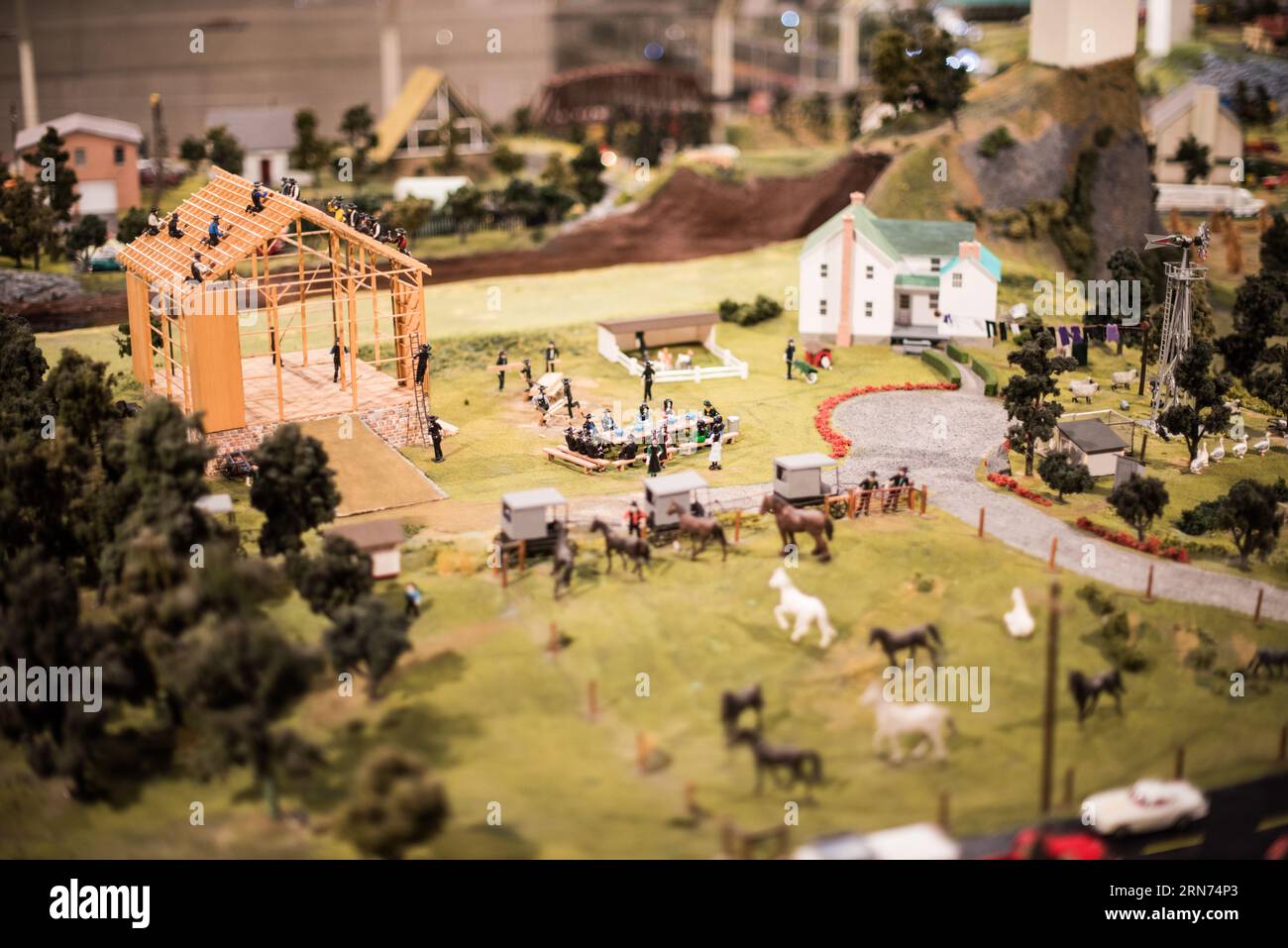 Choo Choo Barn miniature Railroad display Strasburg Pennsylvania // STRASBURG, Pennsylvania, Stati Uniti — famiglie e appassionati di treni si meravigliano davanti alla dettagliata mostra in miniatura della ferrovia presso il Choo Choo Barn di Strasburg, Pennsylvania. Conosciuto per i suoi intricati modellini di treni e paesaggi, il Choo Choo Barn offre un'esperienza interattiva ed educativa, che celebra la ricca storia ferroviaria della regione. Foto Stock