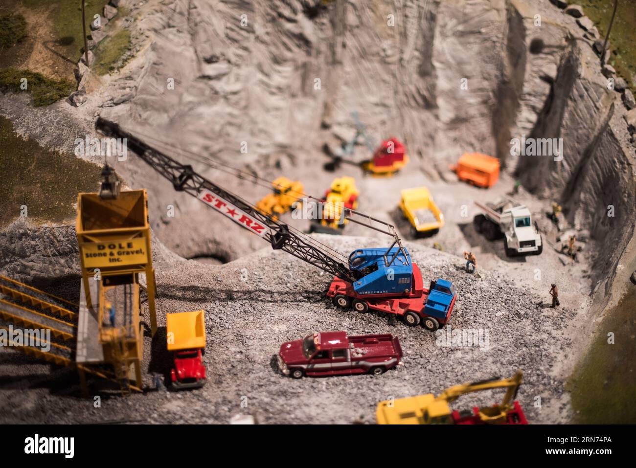 Choo Choo Barn miniature Railroad display Strasburg Pennsylvania // STRASBURG, Pennsylvania, Stati Uniti — famiglie e appassionati di treni si meravigliano davanti alla dettagliata mostra in miniatura della ferrovia presso il Choo Choo Barn di Strasburg, Pennsylvania. Conosciuto per i suoi intricati modellini di treni e paesaggi, il Choo Choo Barn offre un'esperienza interattiva ed educativa, che celebra la ricca storia ferroviaria della regione. Foto Stock