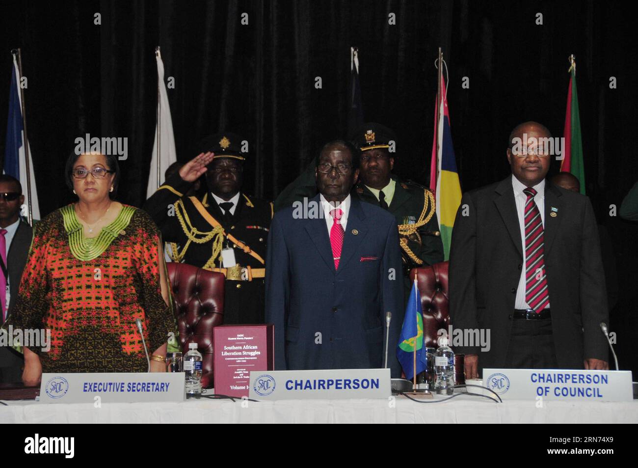 (150817)-- GABORONE, 17 agosto 2015 -- il presidente uscente della Comunità per lo sviluppo dell'Africa australe (SADC) e il presidente dello Zimbabwe Robert Mugabe (C) sono in piedi presso il segretario esecutivo del segretariato della SADC Lawrence Tax (L) e il presidente del Consiglio dei ministri della SADC Kenneth Matambo (R), l'OMS è anche ministro delle finanze e della pianificazione dello sviluppo economico del Botswana, durante il vertice annuale dei capi di Stato e di governo della SADC il 17 agosto 2015, a Gaborone, capitale del Botswana. Il presidente del Botswana Seretse Khama Ian Khama lunedì ha accettato la presidenza dello sviluppatore dell'Africa meridionale Foto Stock