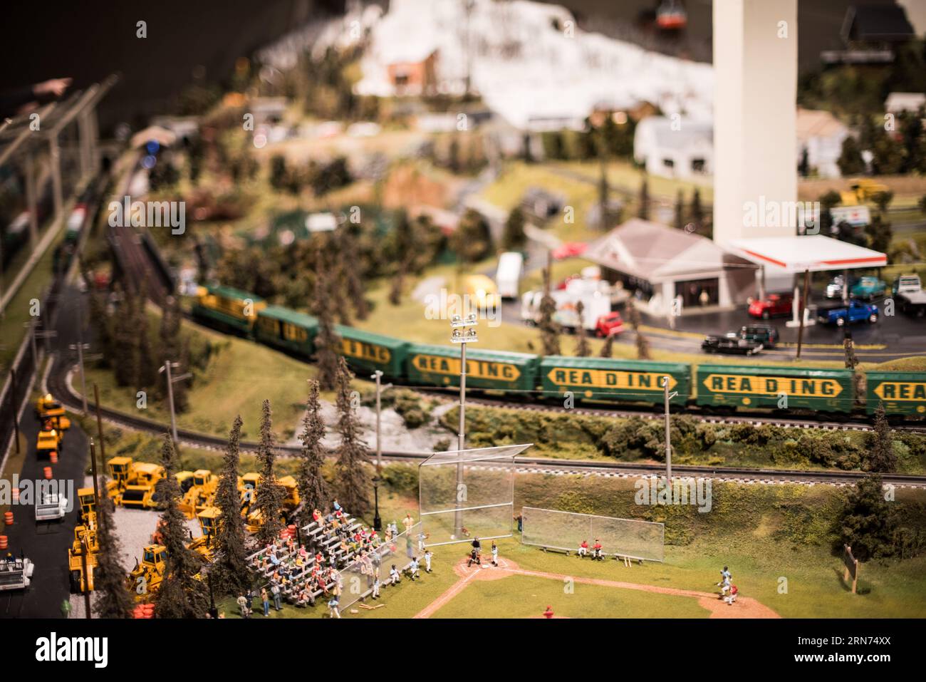 Choo Choo Barn miniature Railroad display Strasburg Pennsylvania // STRASBURG, Pennsylvania, Stati Uniti — famiglie e appassionati di treni si meravigliano davanti alla dettagliata mostra in miniatura della ferrovia presso il Choo Choo Barn di Strasburg, Pennsylvania. Conosciuto per i suoi intricati modellini di treni e paesaggi, il Choo Choo Barn offre un'esperienza interattiva ed educativa, che celebra la ricca storia ferroviaria della regione. Foto Stock