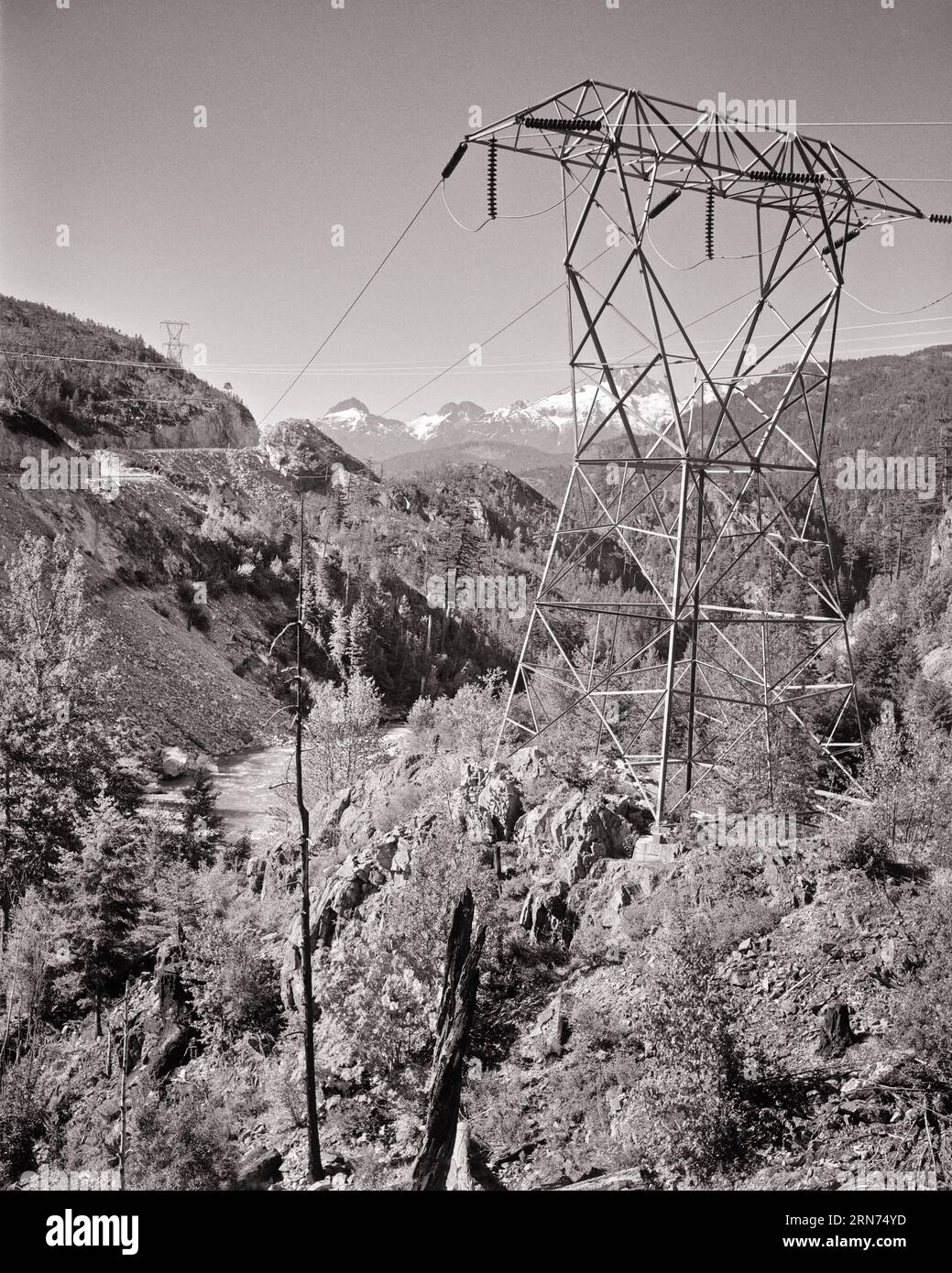 TORRE DI TRASMISSIONE DEL LAVORO A RETICOLO DEGLI ANNI '1970 CHE TRASPORTA LINEE ELETTRICHE AEREE FIUME CHICKAWAS PAESE VICINO VANCOUVER CANADA - I5083 HAR001 HARS VANCOUVER Foto Stock