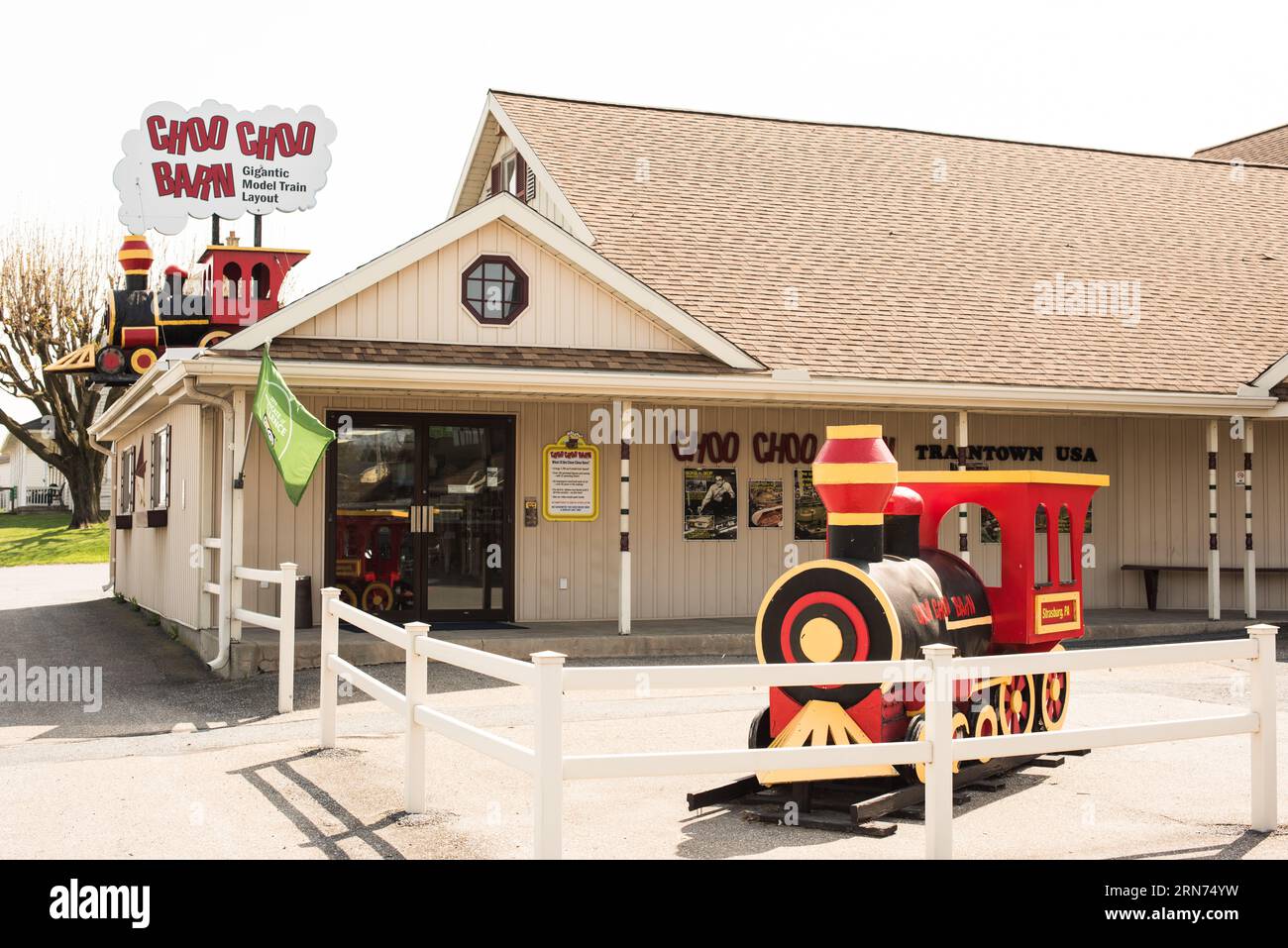 Choo Choo Barn Model Train display Strasburg Pennsylvania // STRASBURG, Pennsylvania, Stati Uniti — famiglie e appassionati di treni si meravigliano davanti alla dettagliata mostra in miniatura della ferrovia presso il Choo Choo Barn di Strasburg, Pennsylvania. Conosciuto per i suoi intricati modellini di treni e paesaggi, il Choo Choo Barn offre un'esperienza interattiva ed educativa, che celebra la ricca storia ferroviaria della regione. Foto Stock