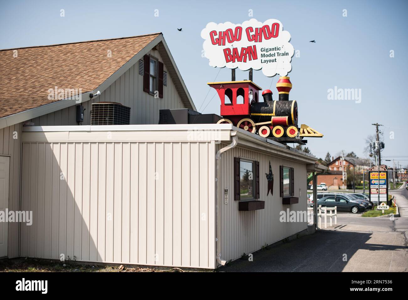 Choo Choo Barn Model Train display Strasburg Pennsylvania // STRASBURG, Pennsylvania, Stati Uniti — famiglie e appassionati di treni si meravigliano davanti alla dettagliata mostra in miniatura della ferrovia presso il Choo Choo Barn di Strasburg, Pennsylvania. Conosciuto per i suoi intricati modellini di treni e paesaggi, il Choo Choo Barn offre un'esperienza interattiva ed educativa, che celebra la ricca storia ferroviaria della regione. Foto Stock